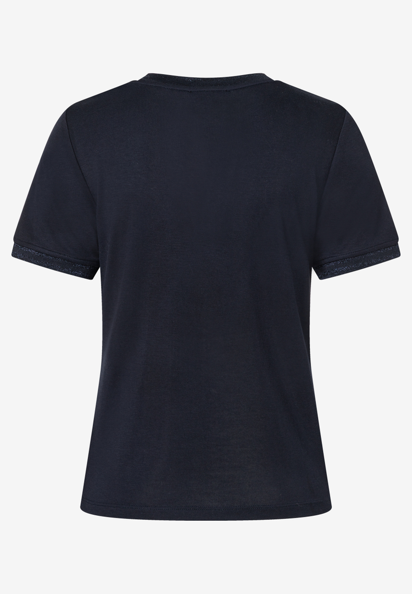 Ein marineblaues MORE & MORE Jersey-Top mit kurzen Ärmeln und elastischem, komfortablem Material. Ein marineblaues MORE & MORE Jersey-Top mit kurzen Ärmeln und elastischem, komfortablem Material.