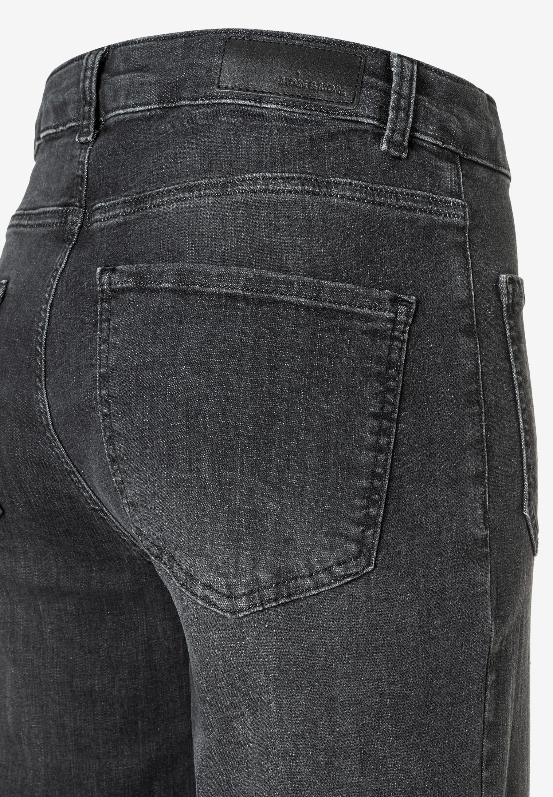 Nahaufnahme der Rückseite einer grauen MORE & MORE Jeanshose aus Denim mit Tasche. Nahaufnahme der Rückseite einer grauen MORE & MORE Jeanshose aus Denim mit Tasche.