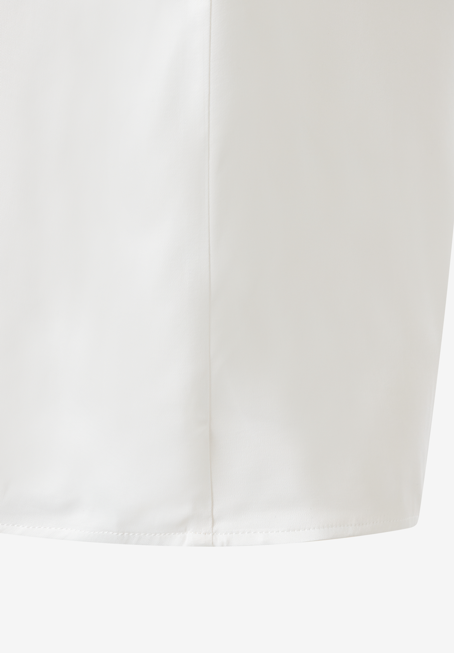 Detailaufnahme einer weißen MORE & MORE Bluse mit Saum und Naht. Detailaufnahme einer weißen MORE & MORE Bluse mit Saum und Naht.