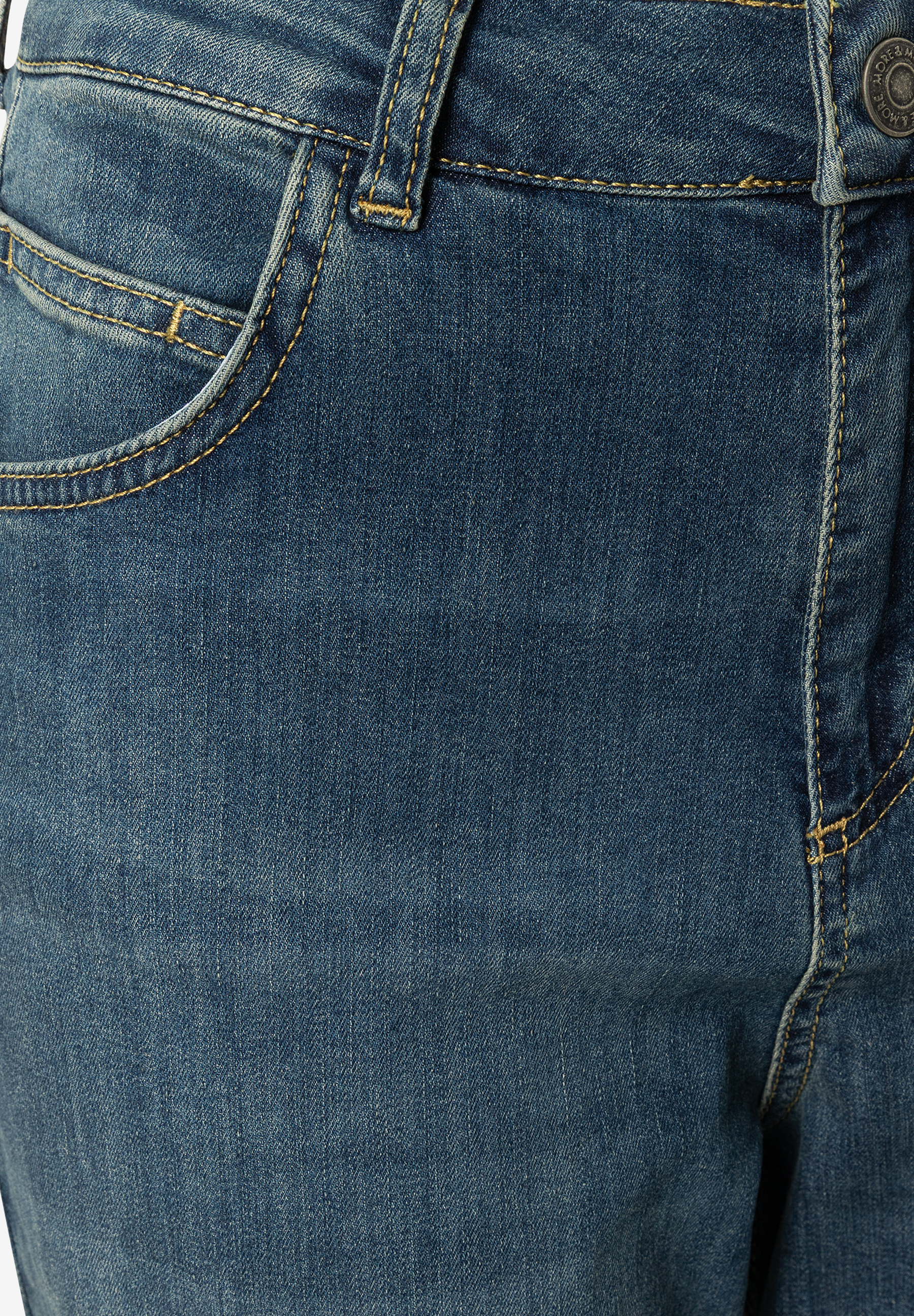 MORE & MORE Jeans: Nahaufnahme einer dunkelblauen Jeans mit gelben Nähten. Sichtbar sind eine Vordertasche und ein Bundknopf. MORE & MORE Jeans: Nahaufnahme einer dunkelblauen Jeans mit gelben Nähten. Sichtbar sind eine Vordertasche und ein Bundknopf.