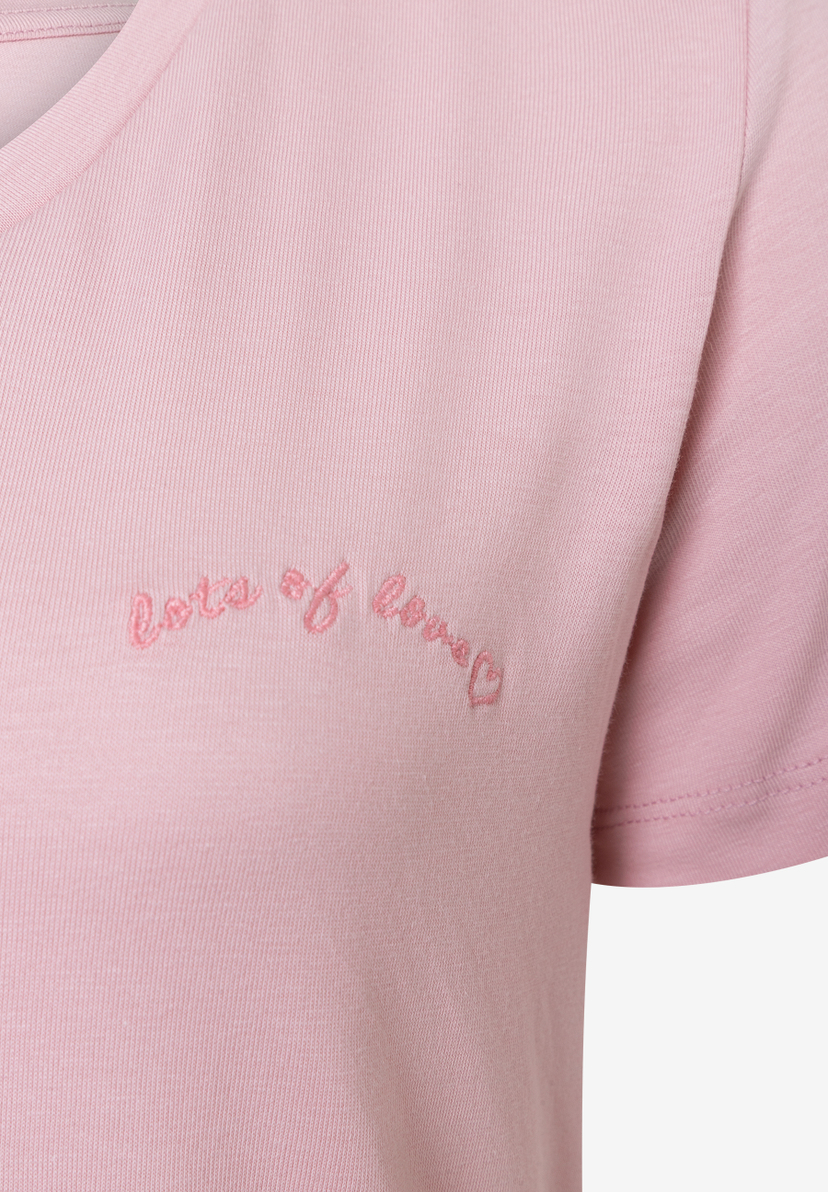 MORE & MORE Jersey-T-Shirt in Rosa mit „Lots of Love“-Stickerei und Herz-Detail für angenehmen Tragekomfort. MORE & MORE Jersey-T-Shirt in Rosa mit „Lots of Love“-Stickerei und Herz-Detail für angenehmen Tragekomfort.