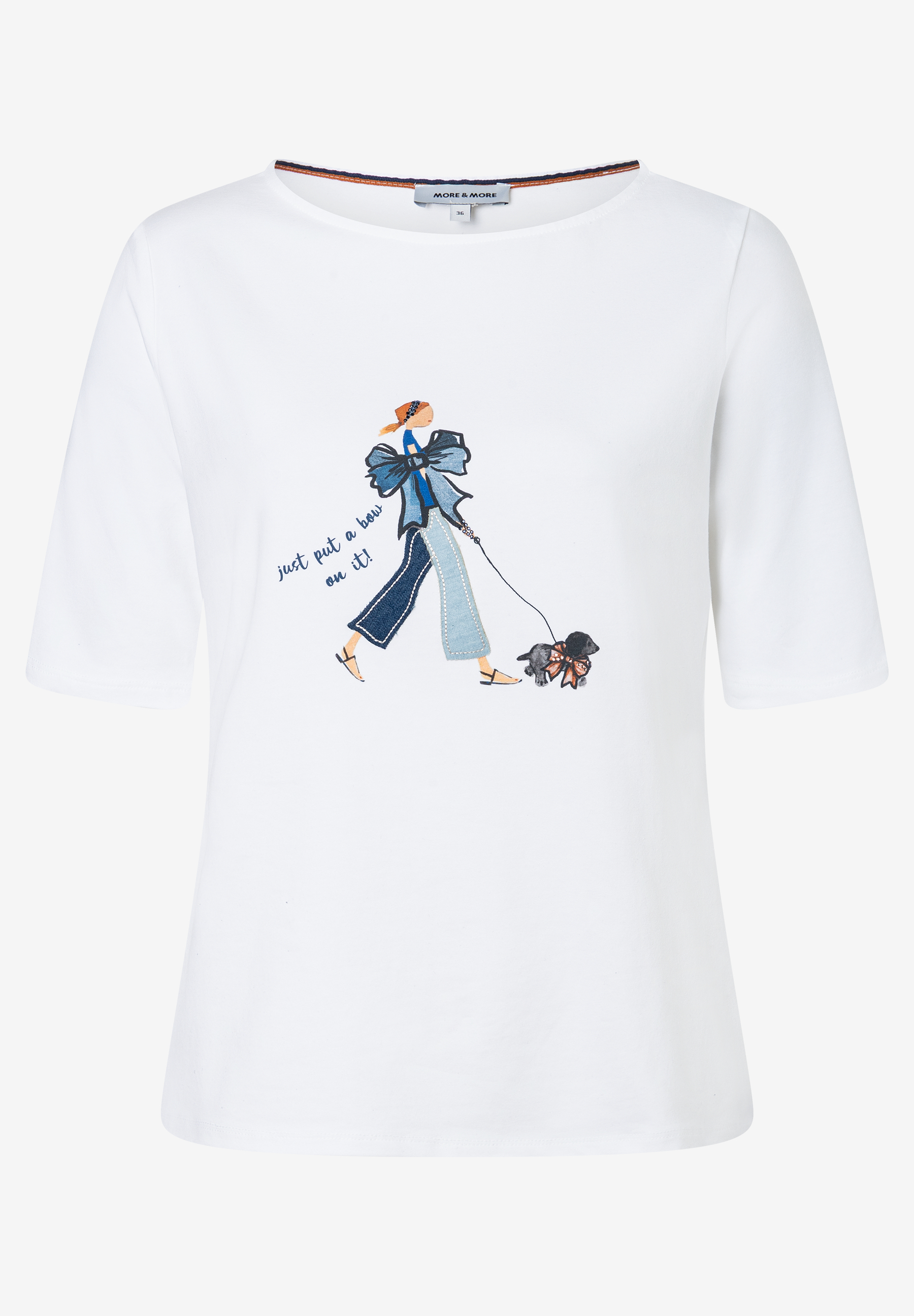 MORE & MORE weißes Kurzarm-Shirt mit Bootsausschnitt und Damen-Motiv mit Hund an Leine und Schleifen-Applikation.