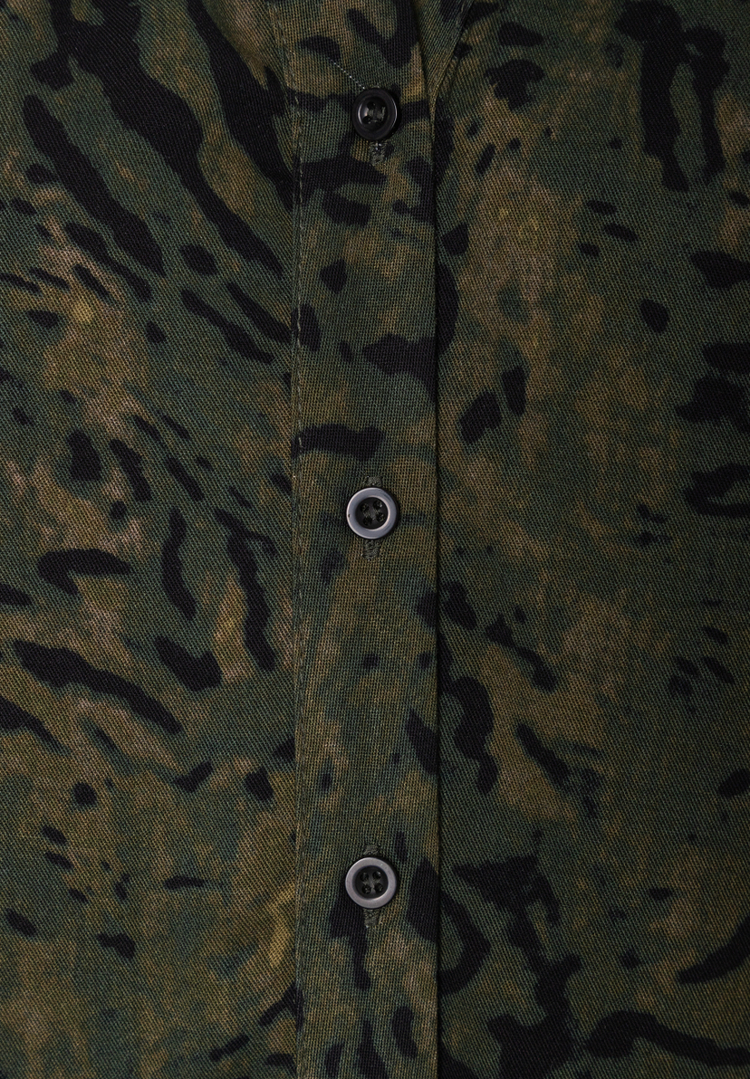 MORE & MORE Bluse: Eine Nahaufnahme zeigt den Knopfverschluss einer Bluse mit einem olivgrünen und schwarzen Animal-Print-Muster.