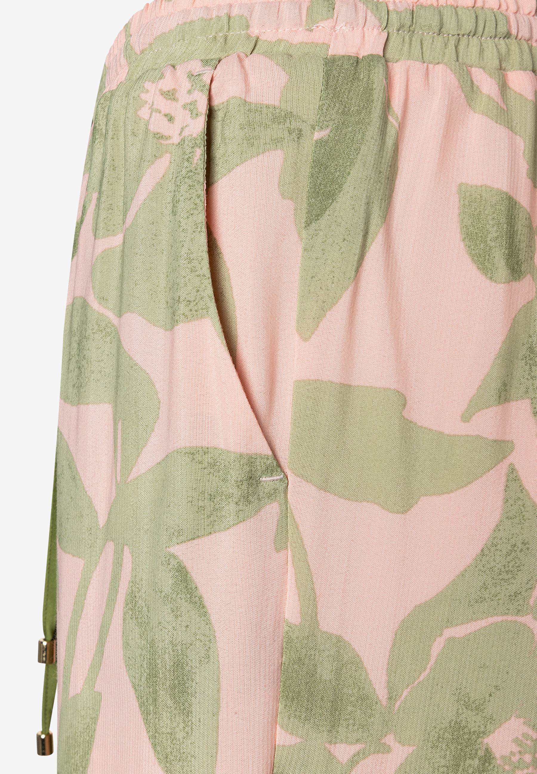 MORE & MORE Viskose-Hose mit fließendem, angenehmen Tragekomfort. Roséfarben mit großen, grünen Blatt-Prints. Seitliche Eingrifftasche und Tunnelzugbund. MORE & MORE Viskose-Hose mit fließendem, angenehmen Tragekomfort. Roséfarben mit großen, grünen Blatt-Prints. Seitliche Eingrifftasche und Tunnelzugbund.