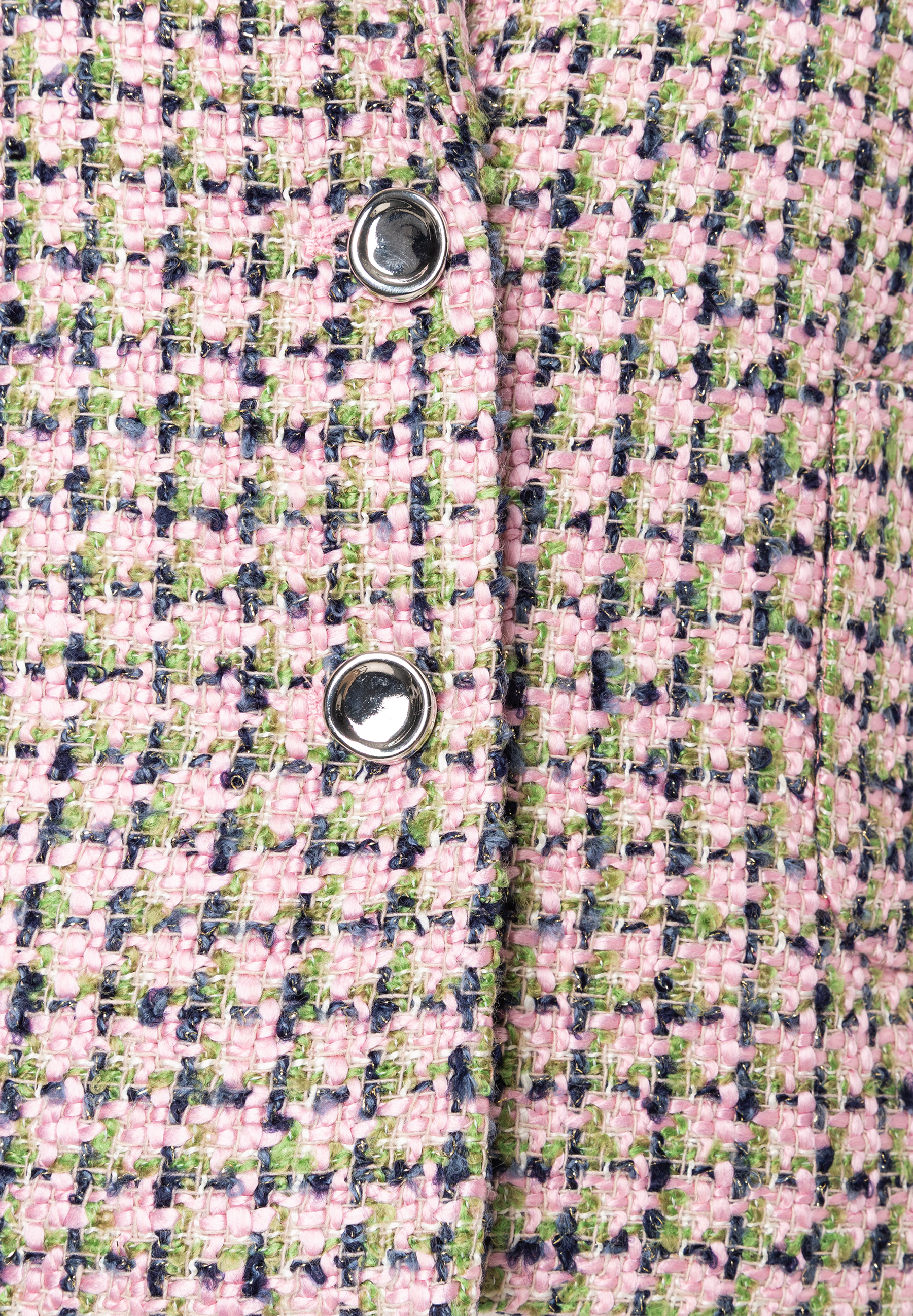 Nahaufnahme eines MORE & MORE Blazers mit zwei silbernen Knöpfen und rosafarbenem Tweedmuster. Nahaufnahme eines MORE & MORE Blazers mit zwei silbernen Knöpfen und rosafarbenem Tweedmuster.