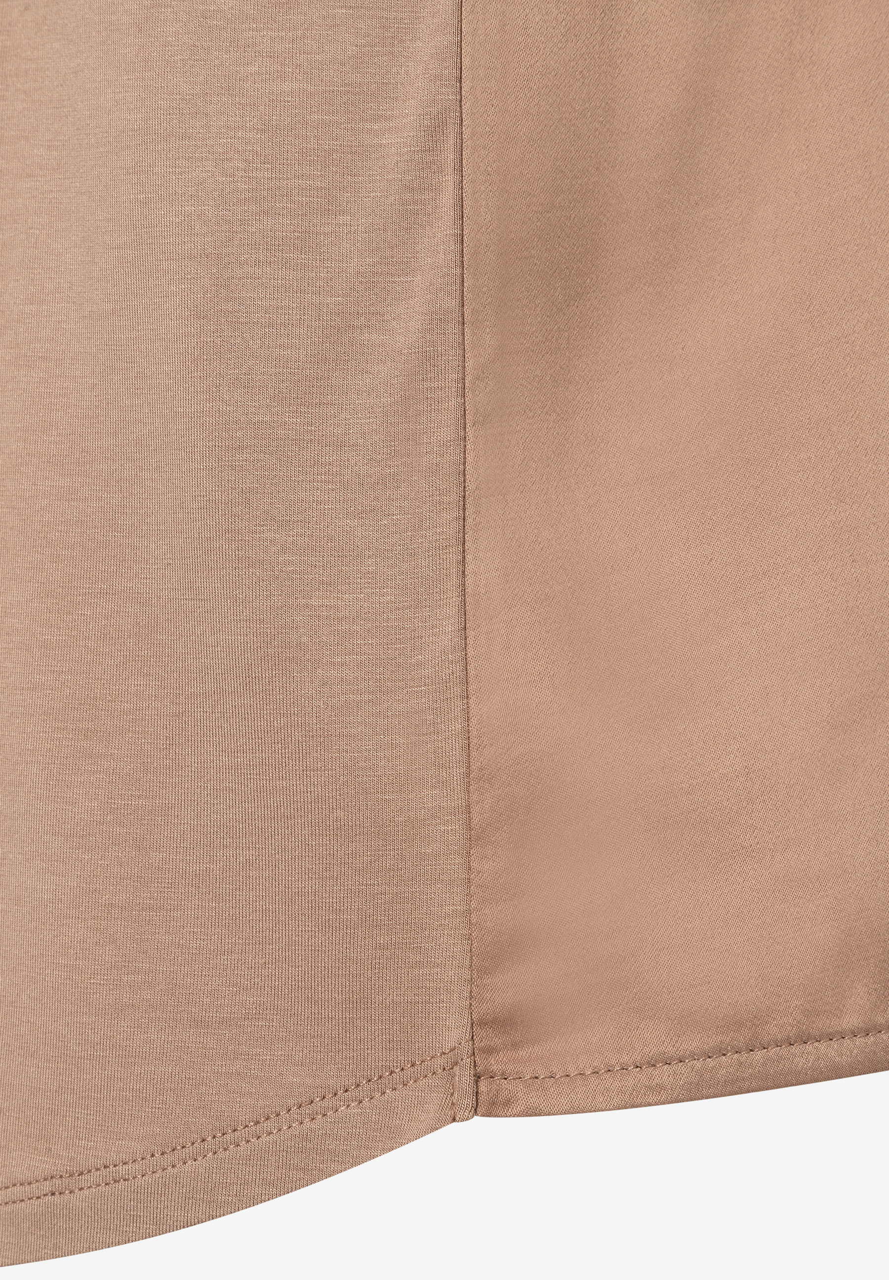 Nahaufnahme von MORE & MORE Oberteil mit Jersey- und Satin-Materialmix in Braun. Angenehmer Tragekomfort und glänzende Optik. Nahaufnahme von MORE & MORE Oberteil mit Jersey- und Satin-Materialmix in Braun. Angenehmer Tragekomfort und glänzende Optik.