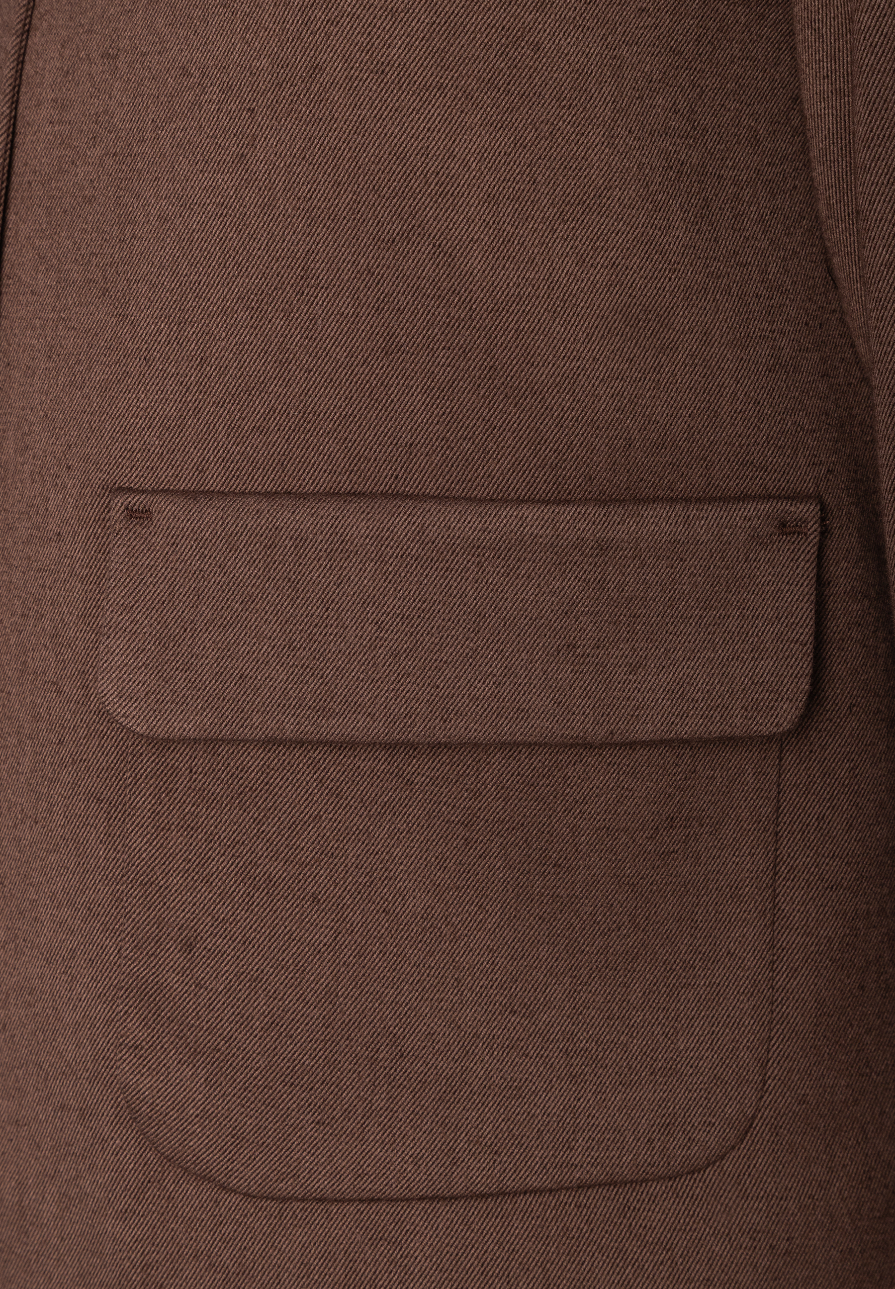 MORE & MORE Blazer: Brauner Webstoff mit diagonaler Rillenstruktur, geknöpfte Patte über einer abgerundeten Tasche.