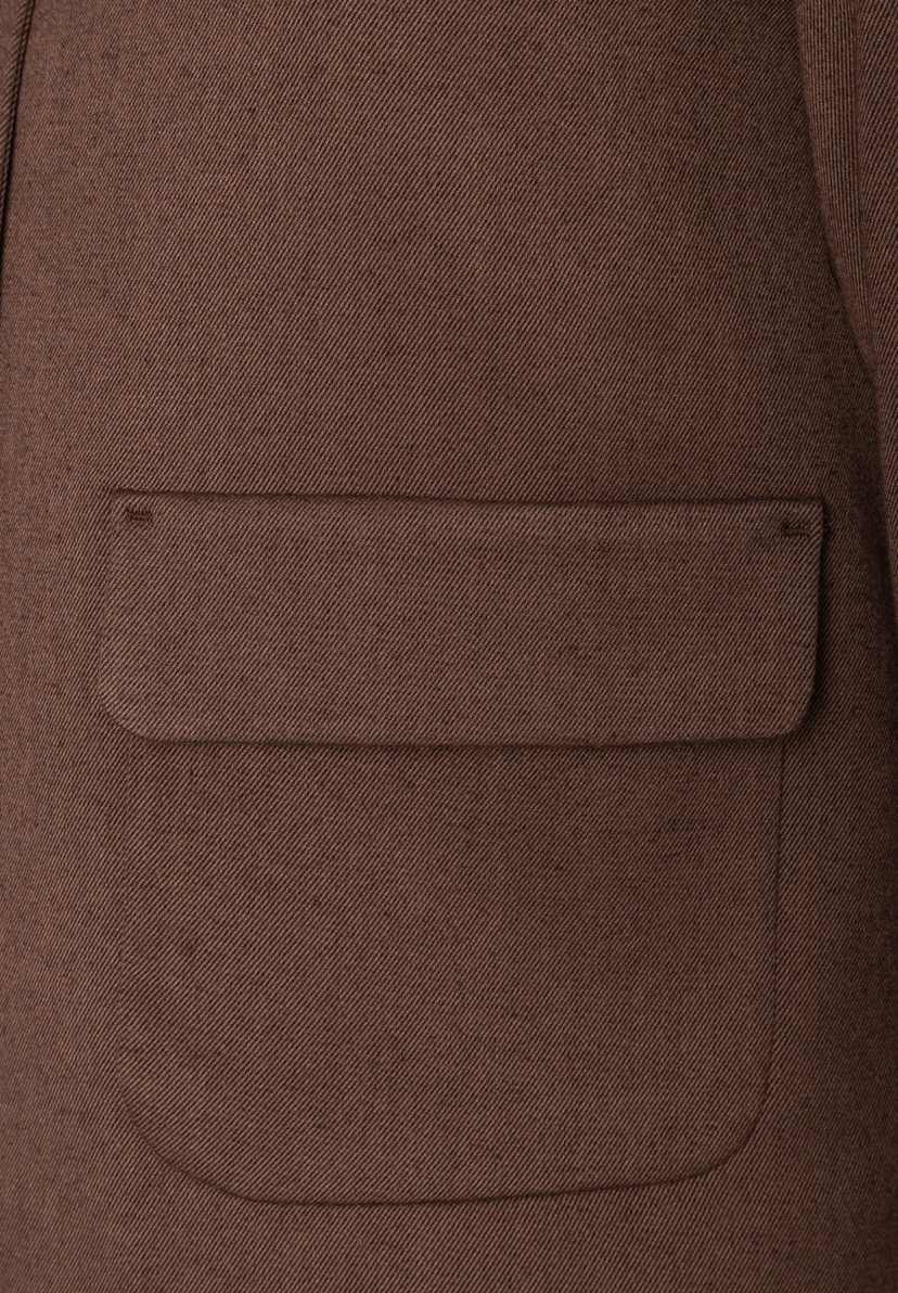 MORE & MORE Blazer: Brauner Webstoff mit diagonaler Rillenstruktur, geknöpfte Patte über einer abgerundeten Tasche.