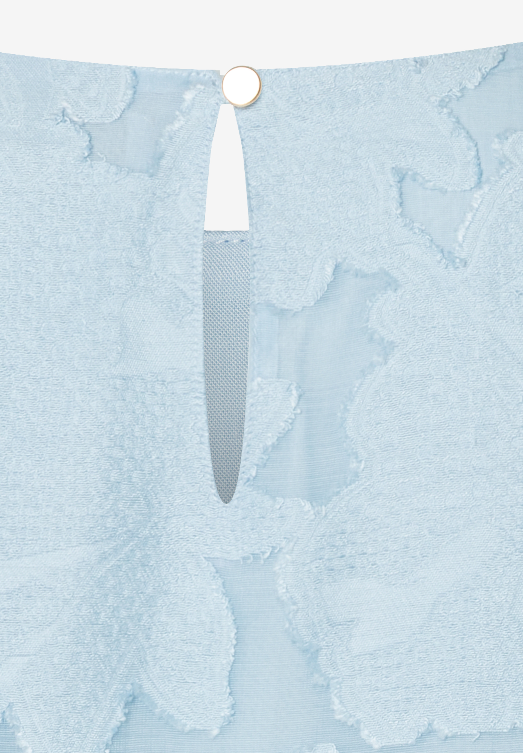 Detailaufnahme einer hellblauen MORE & MORE Bluse. Blickfang: goldener Knopf über tropfenförmigem Ausschnitt. Detailaufnahme einer hellblauen MORE & MORE Bluse. Blickfang: goldener Knopf über tropfenförmigem Ausschnitt.