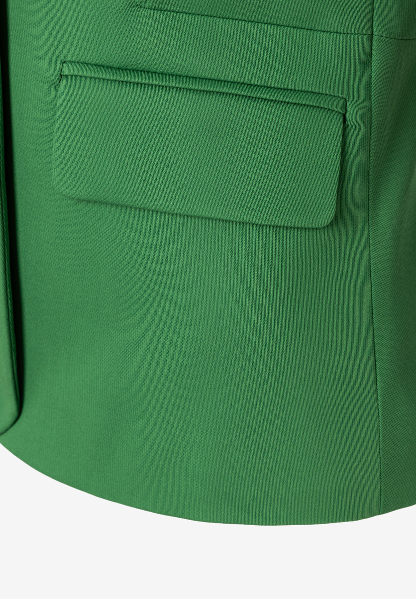 Nahaufnahme von MORE & MORE Blazer in Grün mit aufgesetzter Tasche. Nahaufnahme von MORE & MORE Blazer in Grün mit aufgesetzter Tasche.