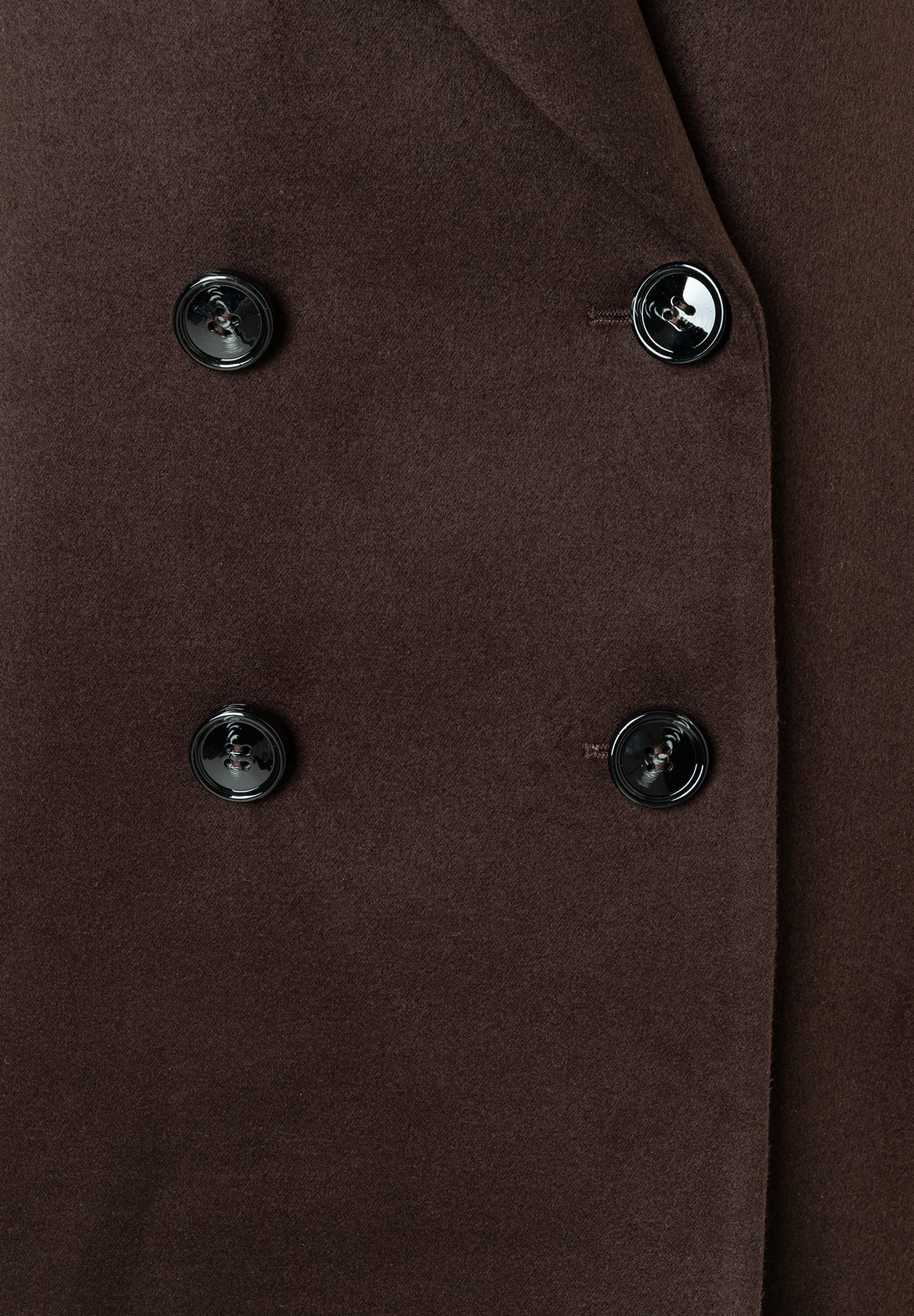 Nahaufnahme eines MORE & MORE Oberteils in Webware-Optik mit vier schwarzen Knöpfen. Nahaufnahme eines MORE & MORE Oberteils in Webware-Optik mit vier schwarzen Knöpfen.