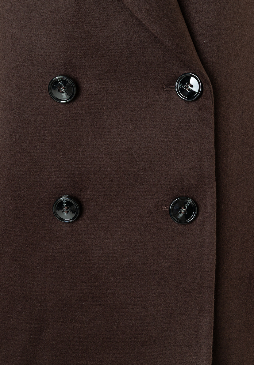 Nahaufnahme eines MORE & MORE Oberteils in Webware-Optik mit vier schwarzen Knöpfen. Nahaufnahme eines MORE & MORE Oberteils in Webware-Optik mit vier schwarzen Knöpfen.