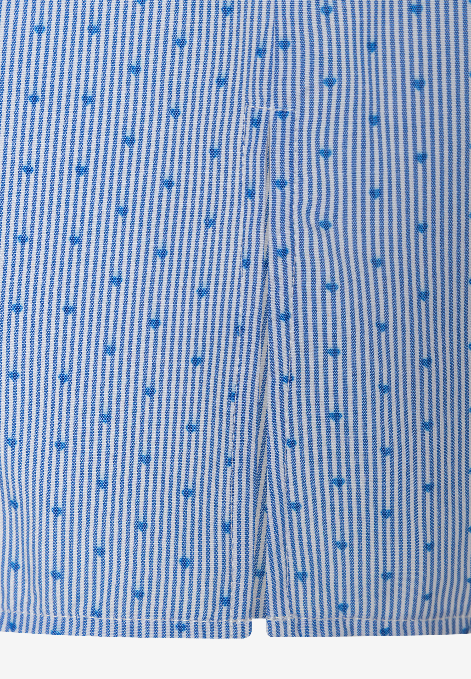Detailansicht einer MORE & MORE Bluse mit blau-weißem Streifenmuster und kleinen blauen Herzchen. Detailansicht einer MORE & MORE Bluse mit blau-weißem Streifenmuster und kleinen blauen Herzchen.