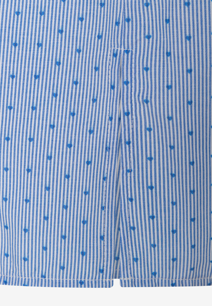 Detailansicht einer MORE & MORE Bluse mit blau-weißem Streifenmuster und kleinen blauen Herzchen. Detailansicht einer MORE & MORE Bluse mit blau-weißem Streifenmuster und kleinen blauen Herzchen.