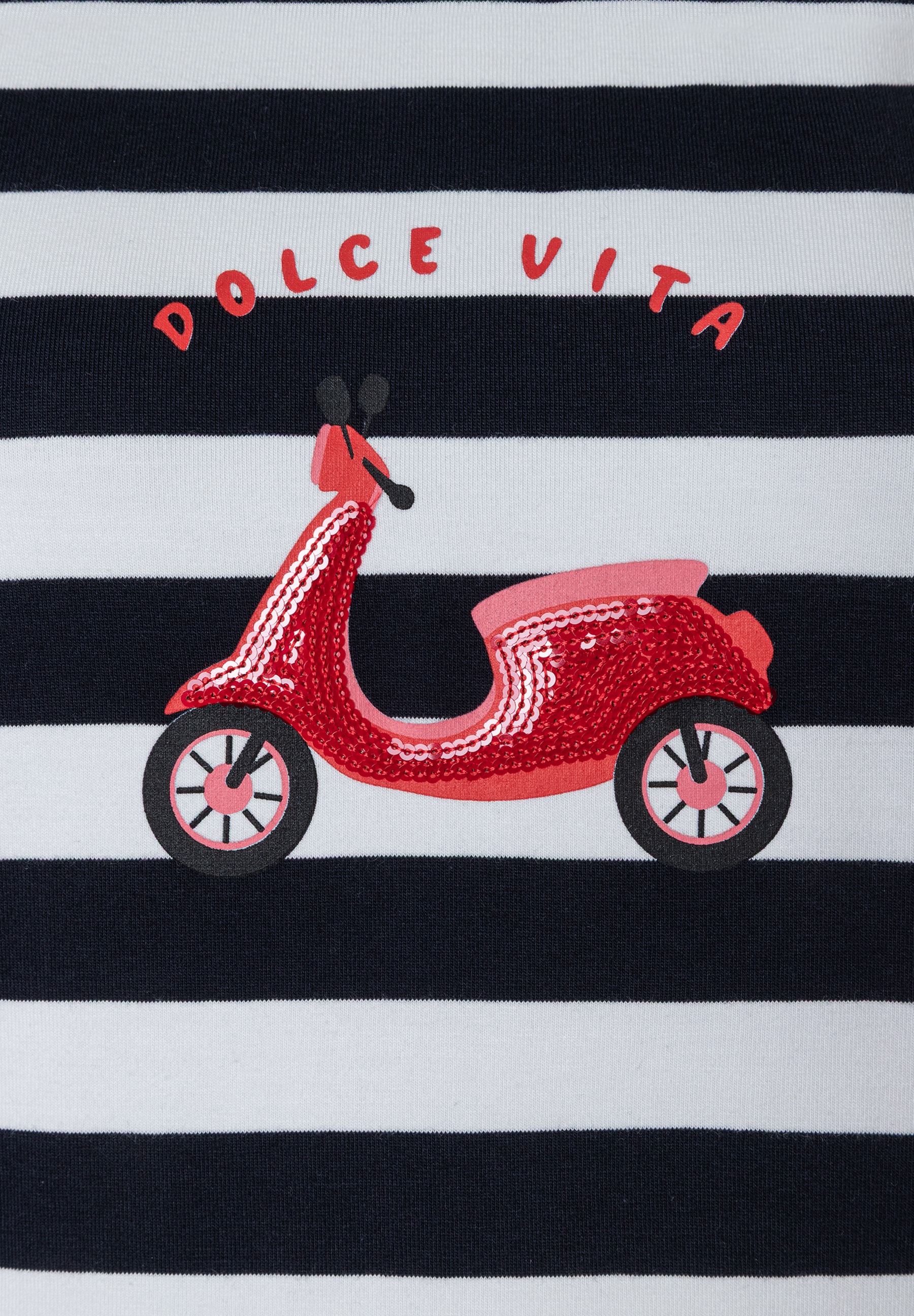 Ein MORE & MORE Oberteil mit blau-weißen Streifen und einem roten Roller mit "Dolce Vita" Schriftzug. Ein MORE & MORE Oberteil mit blau-weißen Streifen und einem roten Roller mit "Dolce Vita" Schriftzug.