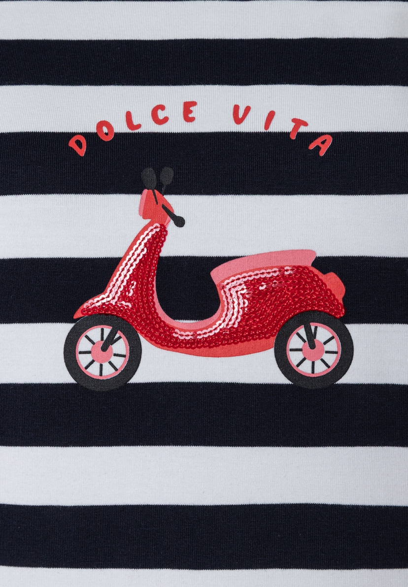 Ein MORE & MORE Oberteil mit blau-weißen Streifen und einem roten Roller mit "Dolce Vita" Schriftzug. Ein MORE & MORE Oberteil mit blau-weißen Streifen und einem roten Roller mit "Dolce Vita" Schriftzug.