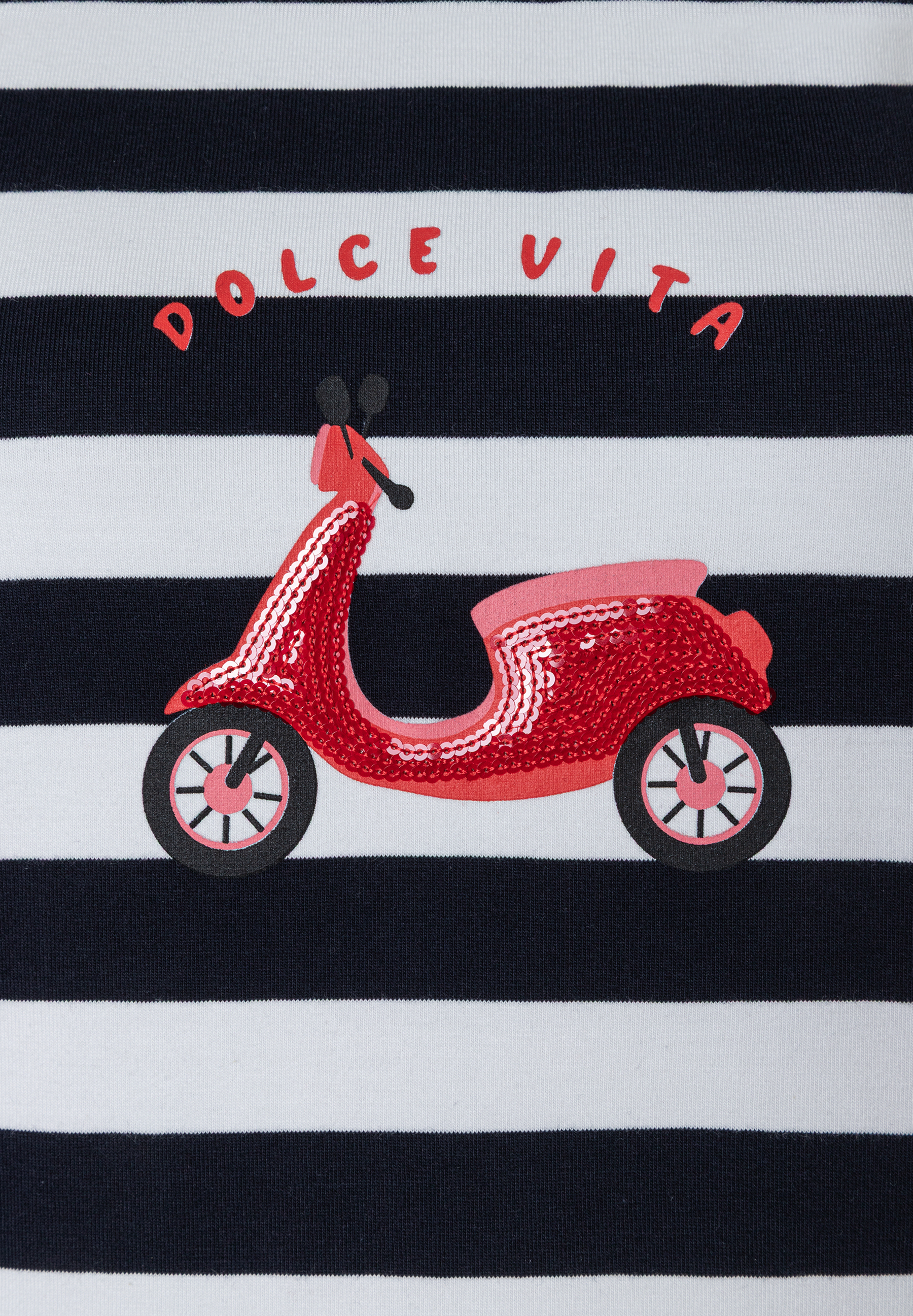 Ein MORE & MORE Oberteil mit blau-weißen Streifen und einer roten Vespa, darüber der Schriftzug "Dolce Vita". Ein MORE & MORE Oberteil mit blau-weißen Streifen und einer roten Vespa, darüber der Schriftzug "Dolce Vita".