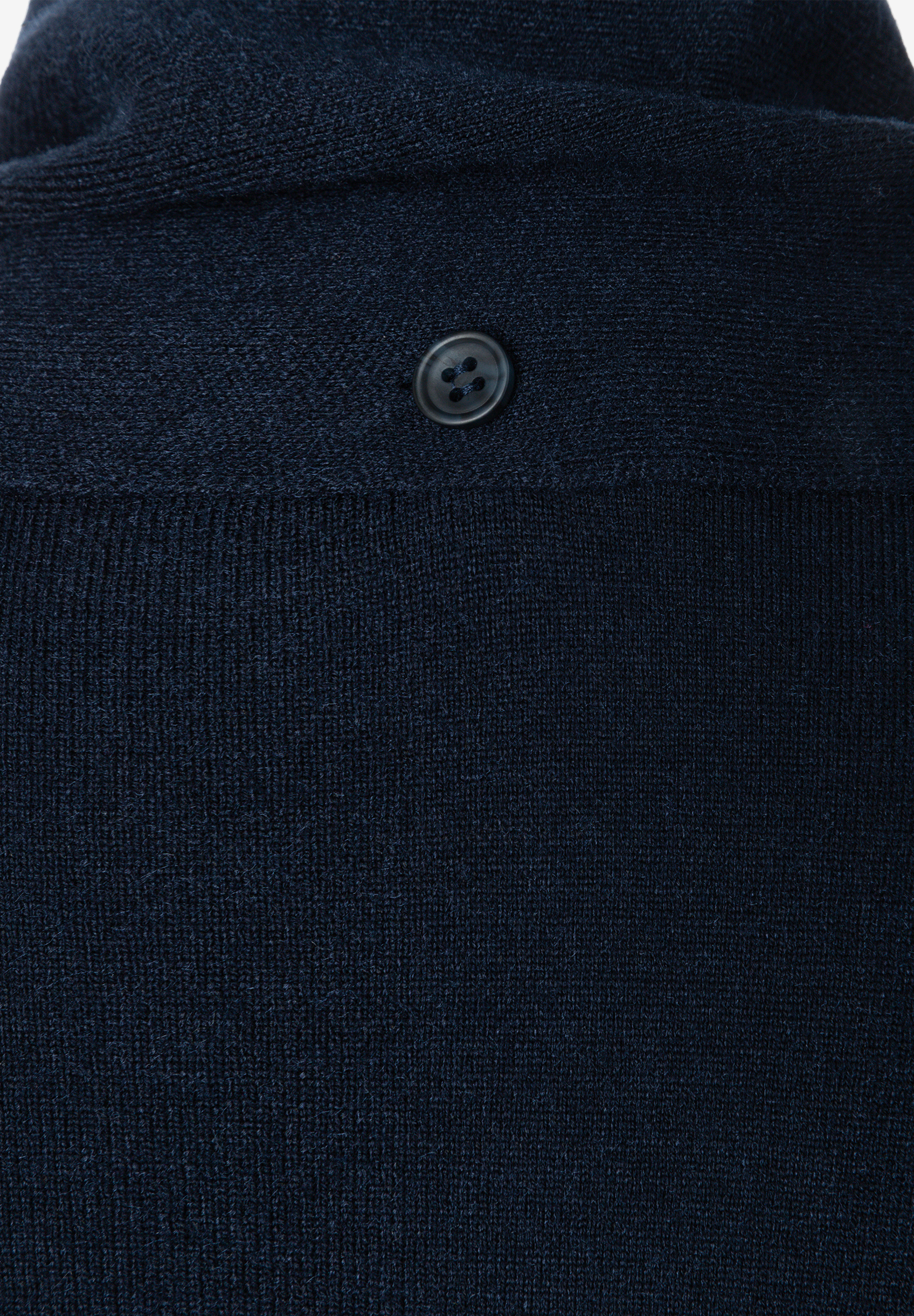 MORE & MORE Oberteil: Dunkelblauer Feinstrick-Pullover mit gerippten Bündchen und einem kleinen, blauen Knopf am Ausschnitt.