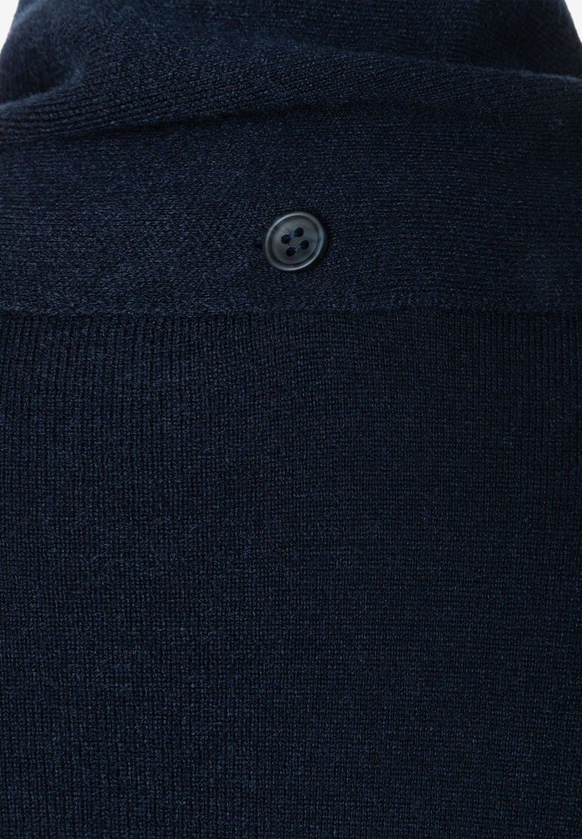 MORE & MORE Oberteil: Dunkelblauer Feinstrick-Pullover mit gerippten Bündchen und einem kleinen, blauen Knopf am Ausschnitt.