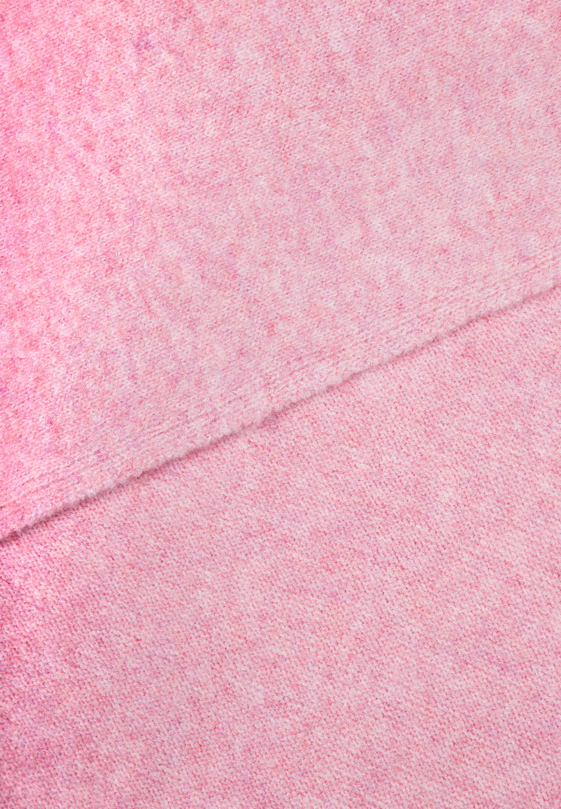 MORE & MORE Accessoires, Detailansicht eines weichen, flauschigen Stoffes in Rosa mit dezenter Falte. MORE & MORE Accessoires, Detailansicht eines weichen, flauschigen Stoffes in Rosa mit dezenter Falte.