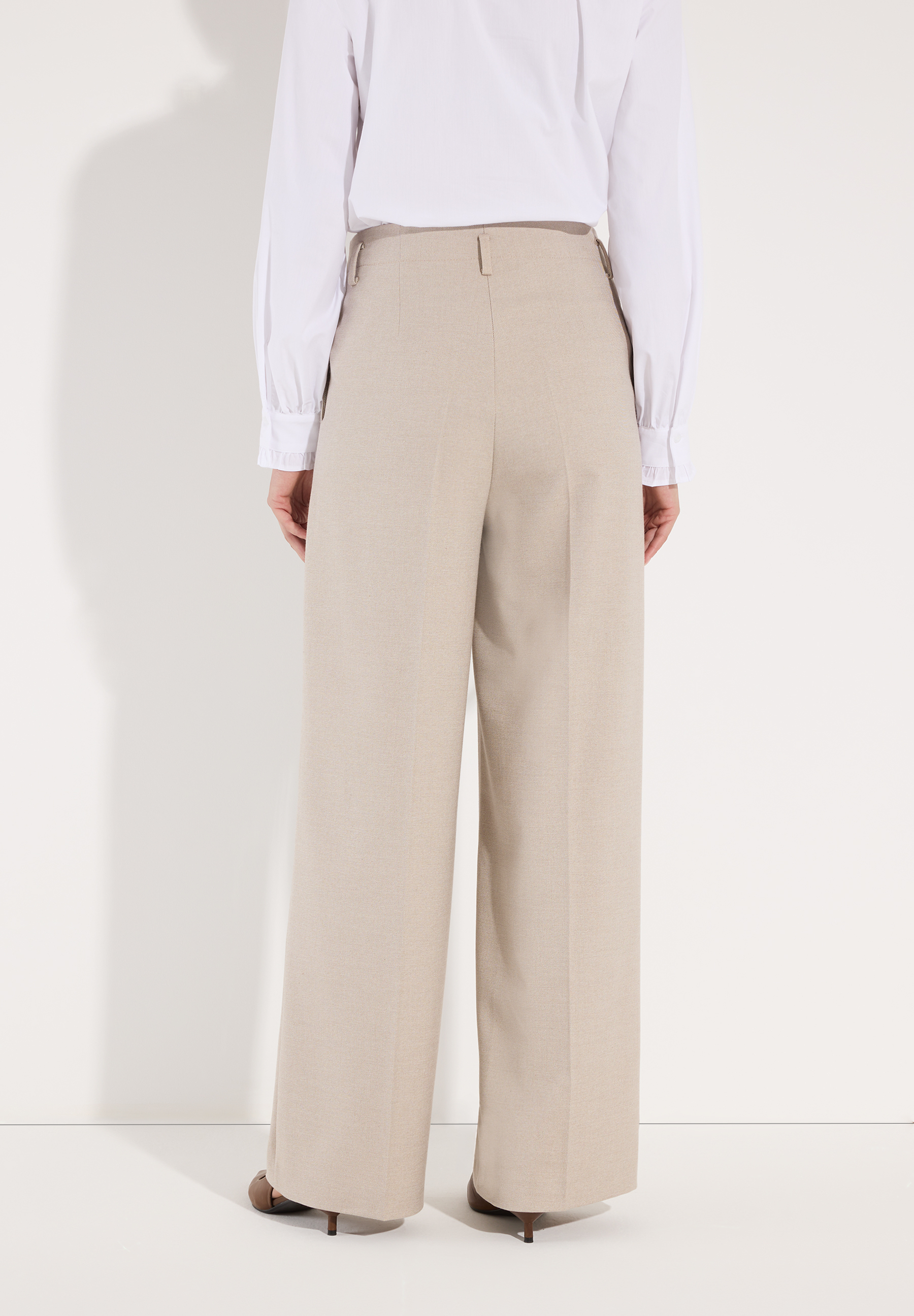 MORE & MORE Viskosemischung-Hose, locker fallend in Beige. Eine stilvolle und bequeme Hose für jeden Anlass. MORE & MORE Viskosemischung-Hose, locker fallend in Beige. Eine stilvolle und bequeme Hose für jeden Anlass.