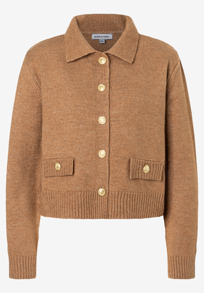 Ein brauner Strick-Cardigan von MORE & MORE mit Kragen, goldenen Knöpfen und aufgesetzten Taschen. Ein brauner Strick-Cardigan von MORE & MORE mit Kragen, goldenen Knöpfen und aufgesetzten Taschen.