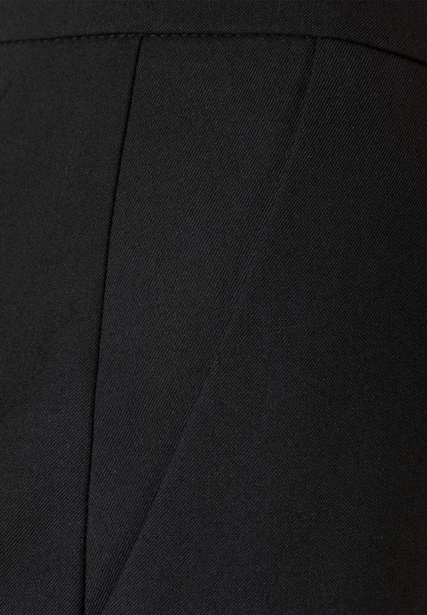 Detailaufnahme von MORE & MORE Hosenstoff, Gabardine mit Stretch, in Schwarz. Detailaufnahme von MORE & MORE Hosenstoff, Gabardine mit Stretch, in Schwarz.