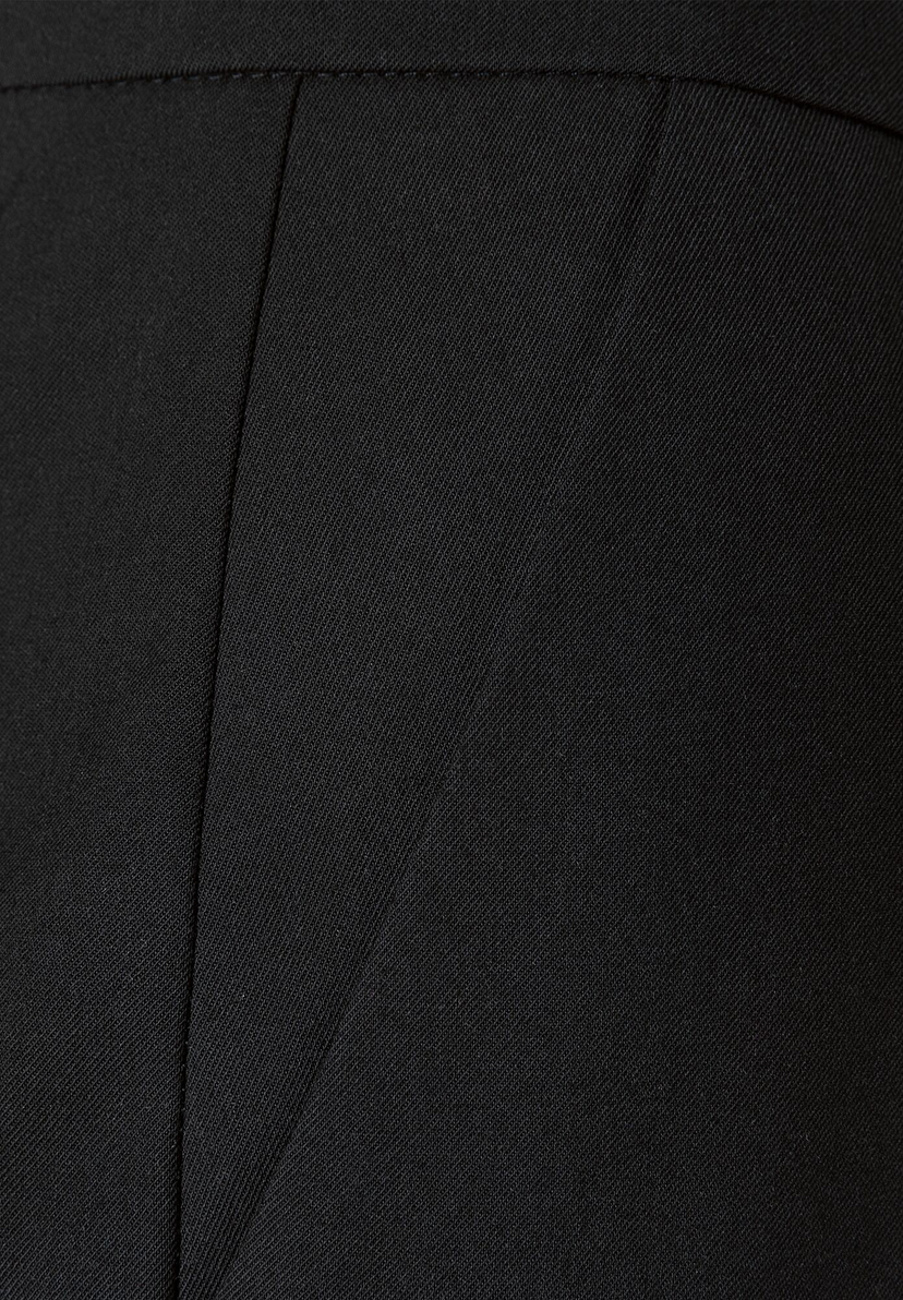 Detailaufnahme von MORE & MORE Hosenstoff, Gabardine mit Stretch, in Schwarz. Detailaufnahme von MORE & MORE Hosenstoff, Gabardine mit Stretch, in Schwarz.
