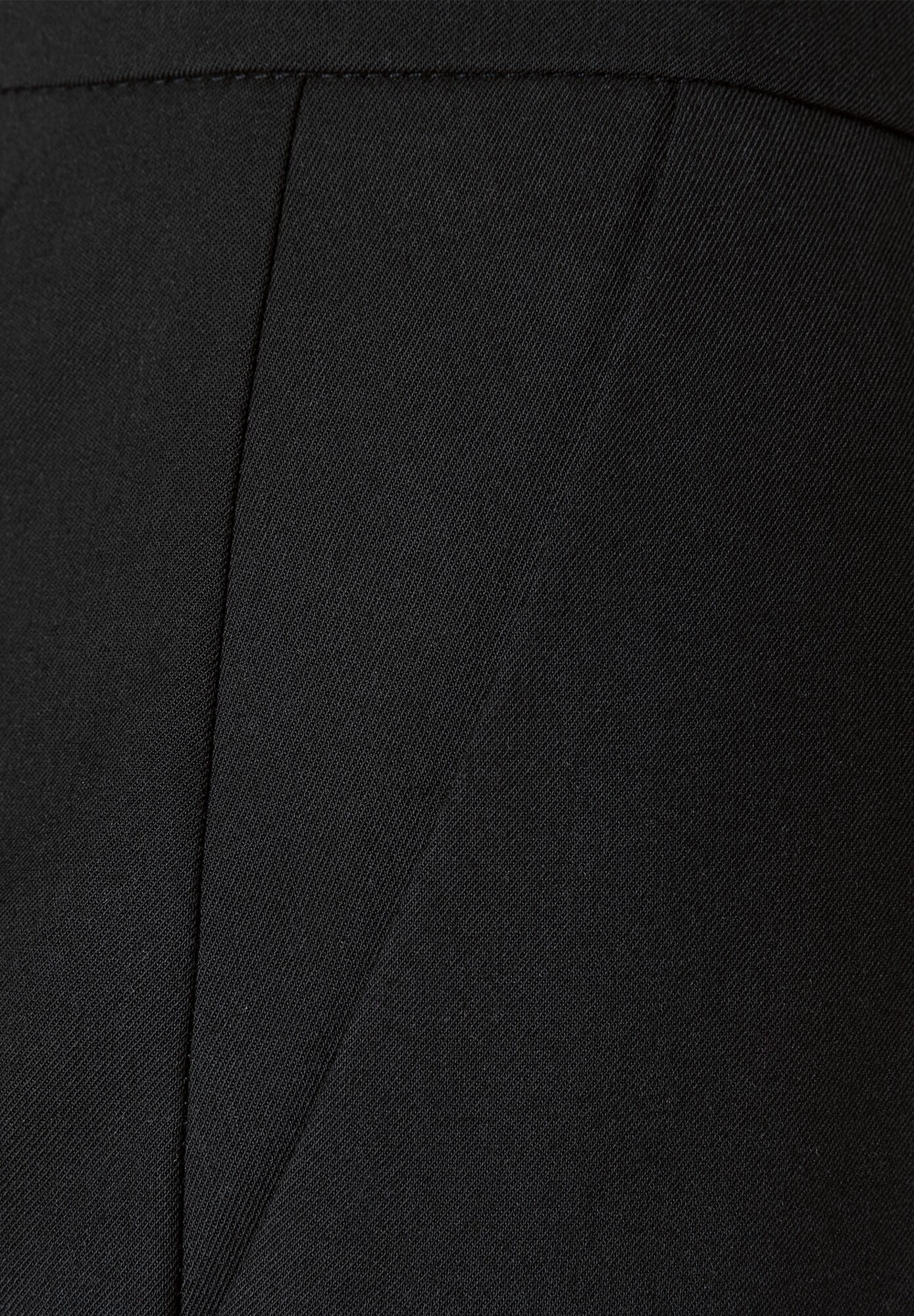 Detailaufnahme von MORE & MORE Hosenstoff, Gabardine mit Stretch, in Schwarz. Detailaufnahme von MORE & MORE Hosenstoff, Gabardine mit Stretch, in Schwarz.