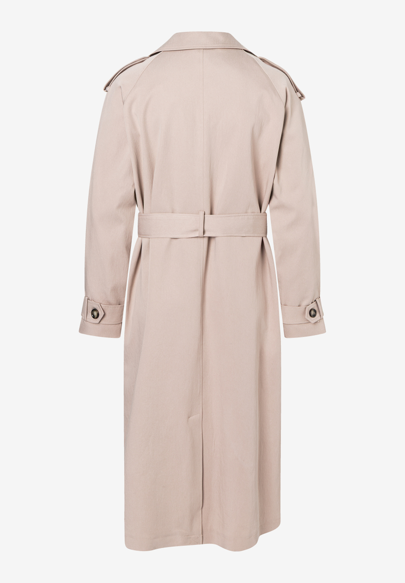 Ein MORE & MORE Oberteil (Jacke/Mantel) in Beige mit Gürtel und Knöpfen. Rückansicht auf hellem Grund.