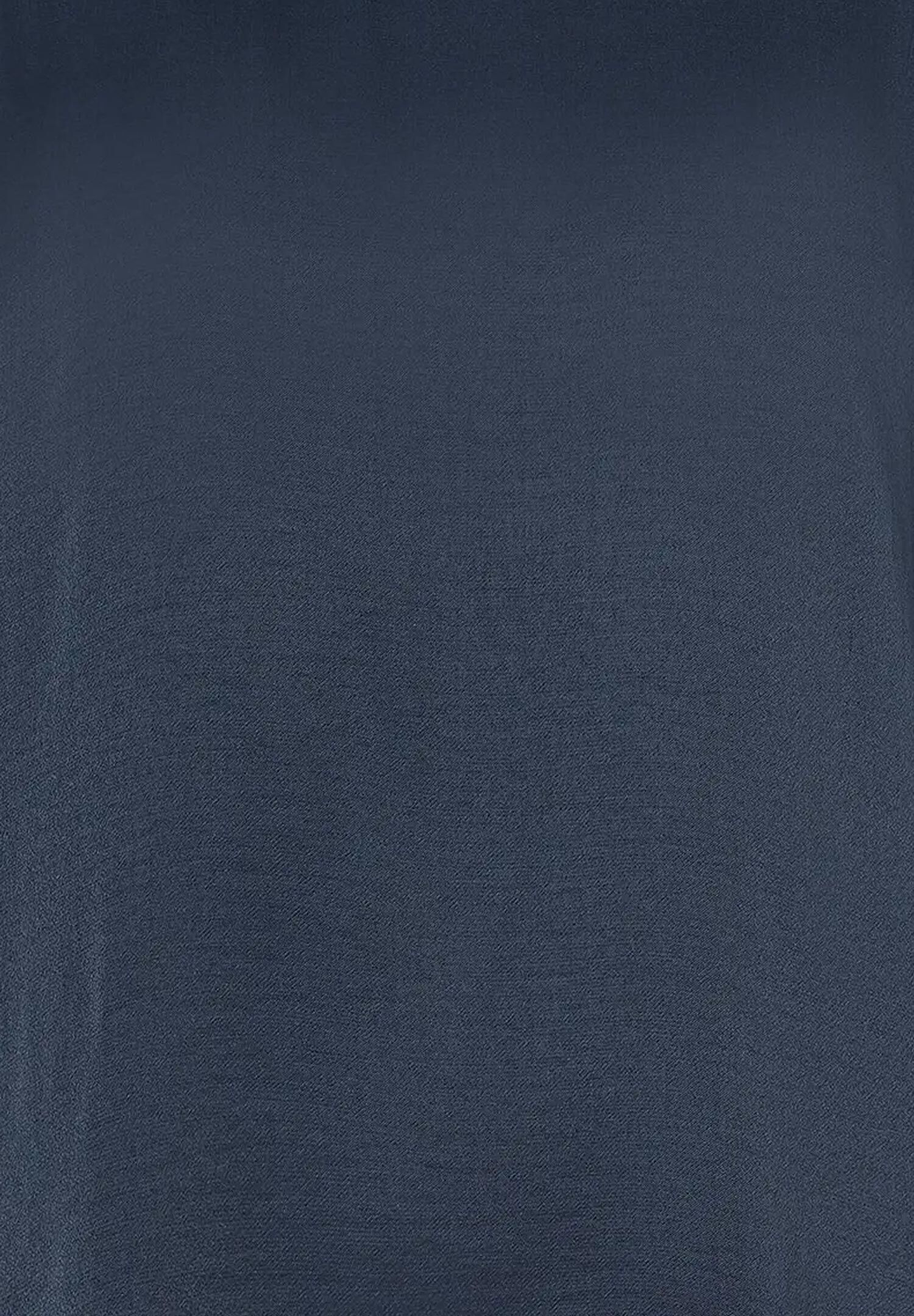 Nahaufnahme eines MORE & MORE Oberteils aus Jersey/Satin in dunklem Blau mit leichtem Glanz. Nahaufnahme eines MORE & MORE Oberteils aus Jersey/Satin in dunklem Blau mit leichtem Glanz.