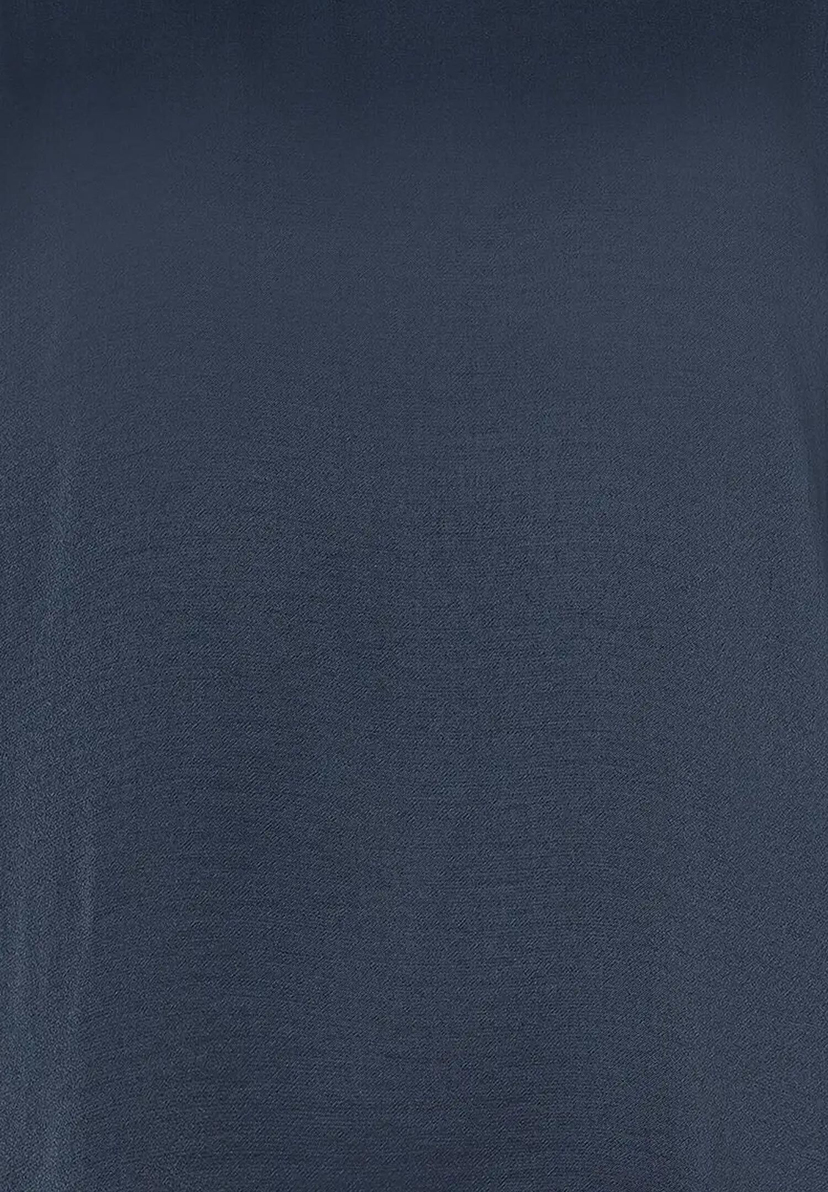 Nahaufnahme eines MORE & MORE Oberteils aus Jersey/Satin in dunklem Blau mit leichtem Glanz. Nahaufnahme eines MORE & MORE Oberteils aus Jersey/Satin in dunklem Blau mit leichtem Glanz.
