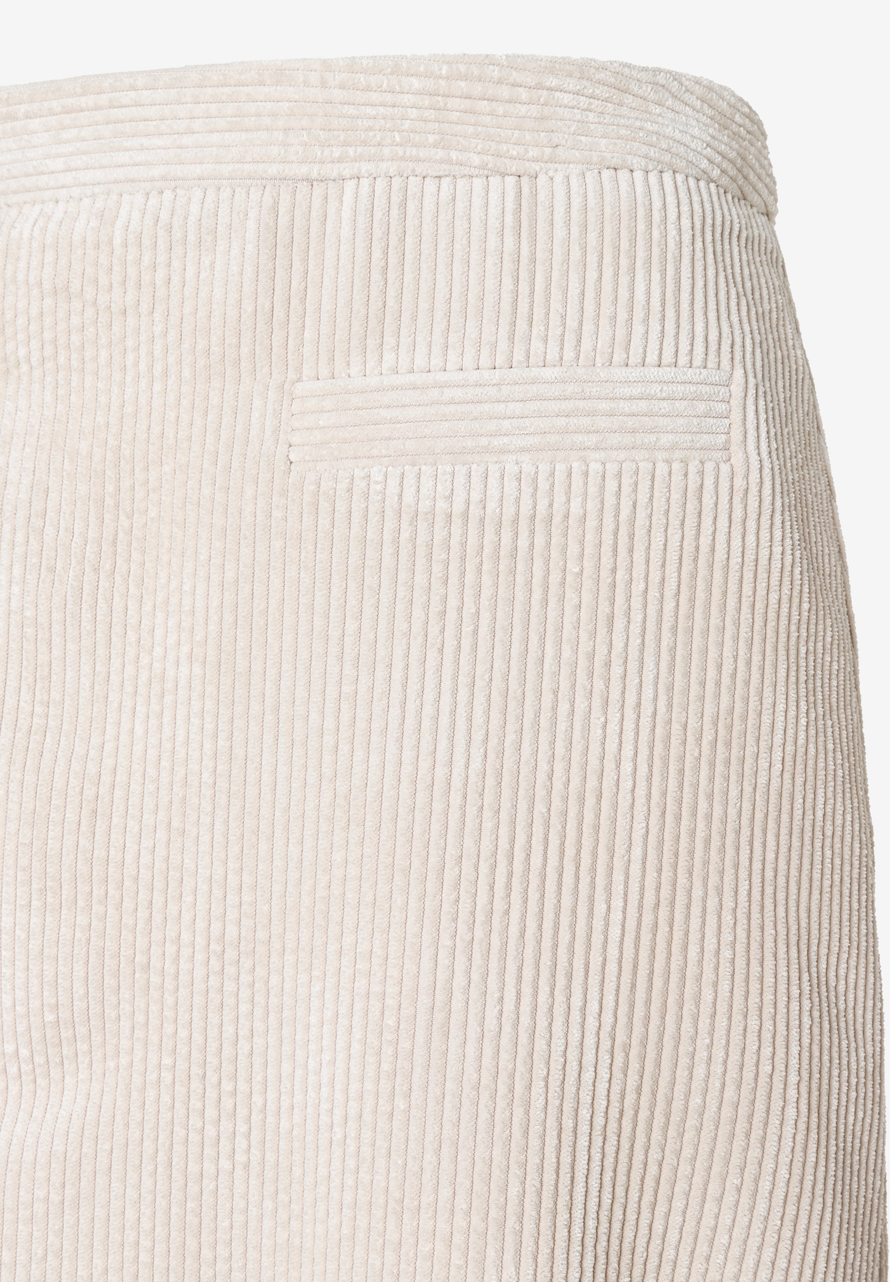 Nahaufnahme des MORE & MORE Cordrocks in Beige, der eine kleine Tasche zeigt. Der Stoff ist gerippt und elastisch. Nahaufnahme des MORE & MORE Cordrocks in Beige, der eine kleine Tasche zeigt. Der Stoff ist gerippt und elastisch.