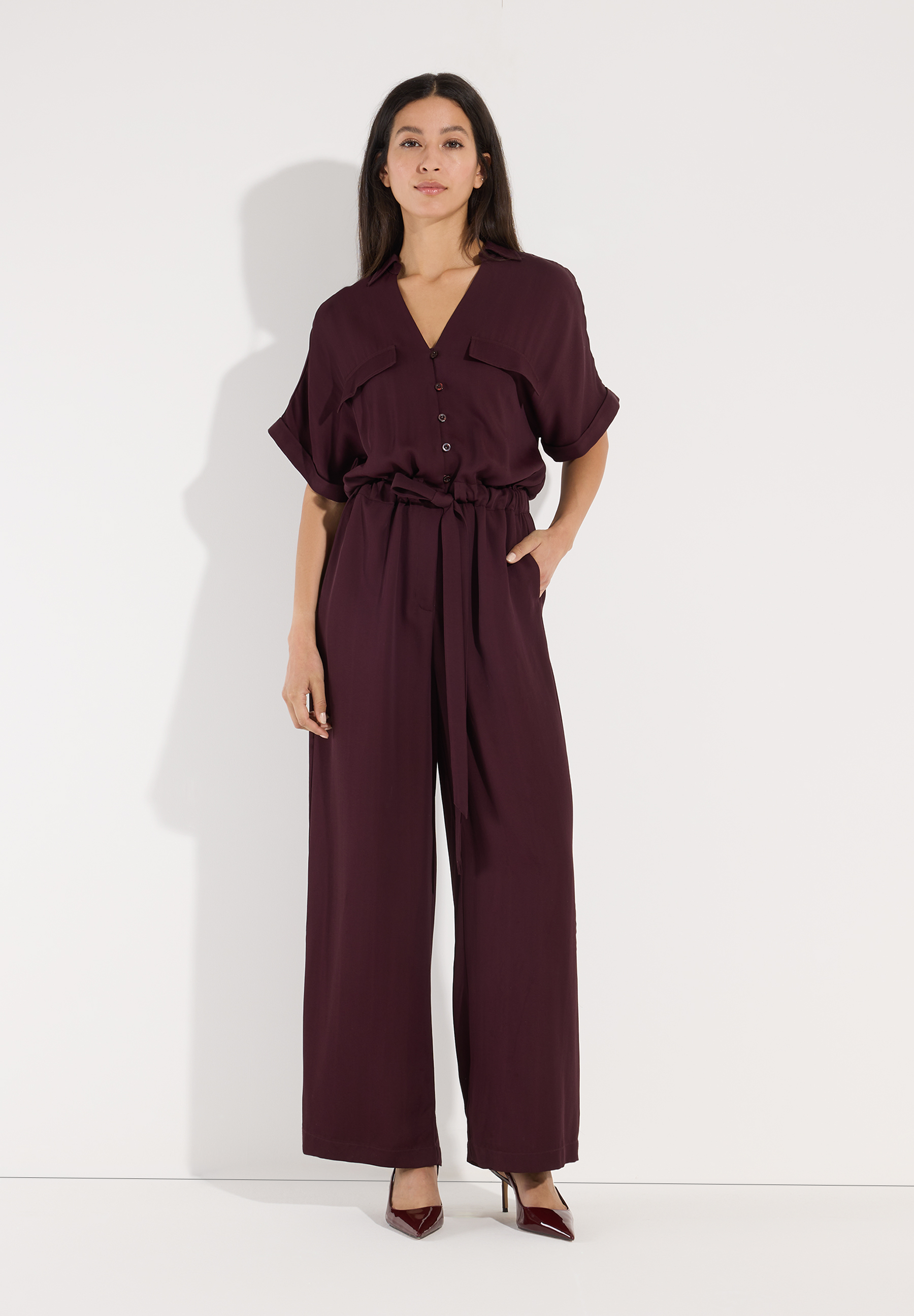 MORE & MORE Jumpsuit in Bordeaux, weite Passform, kurze Ärmel, V-Ausschnitt, Gürtel.