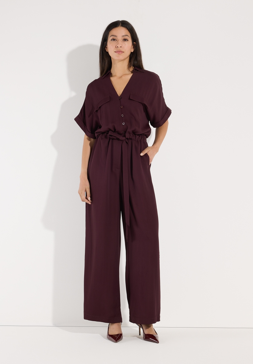 MORE & MORE Jumpsuit in Bordeaux, weite Passform, kurze Ärmel, V-Ausschnitt, Gürtel. MORE & MORE Jumpsuit in Bordeaux, weite Passform, kurze Ärmel, V-Ausschnitt, Gürtel.
