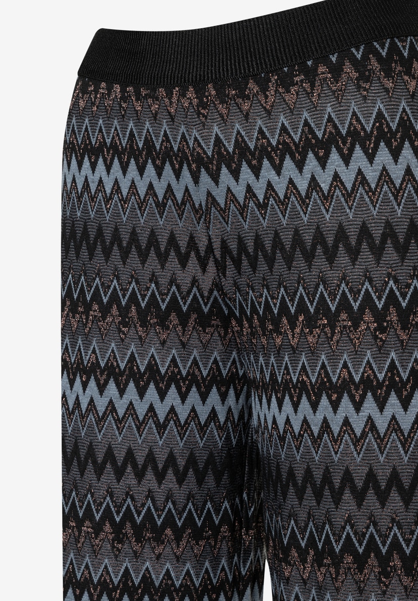 Nahaufnahme einer MORE & MORE Hose/Jeans aus Jersey mit Zickzackmuster. Elastisch und bequem. Nahaufnahme einer MORE & MORE Hose/Jeans aus Jersey mit Zickzackmuster. Elastisch und bequem.