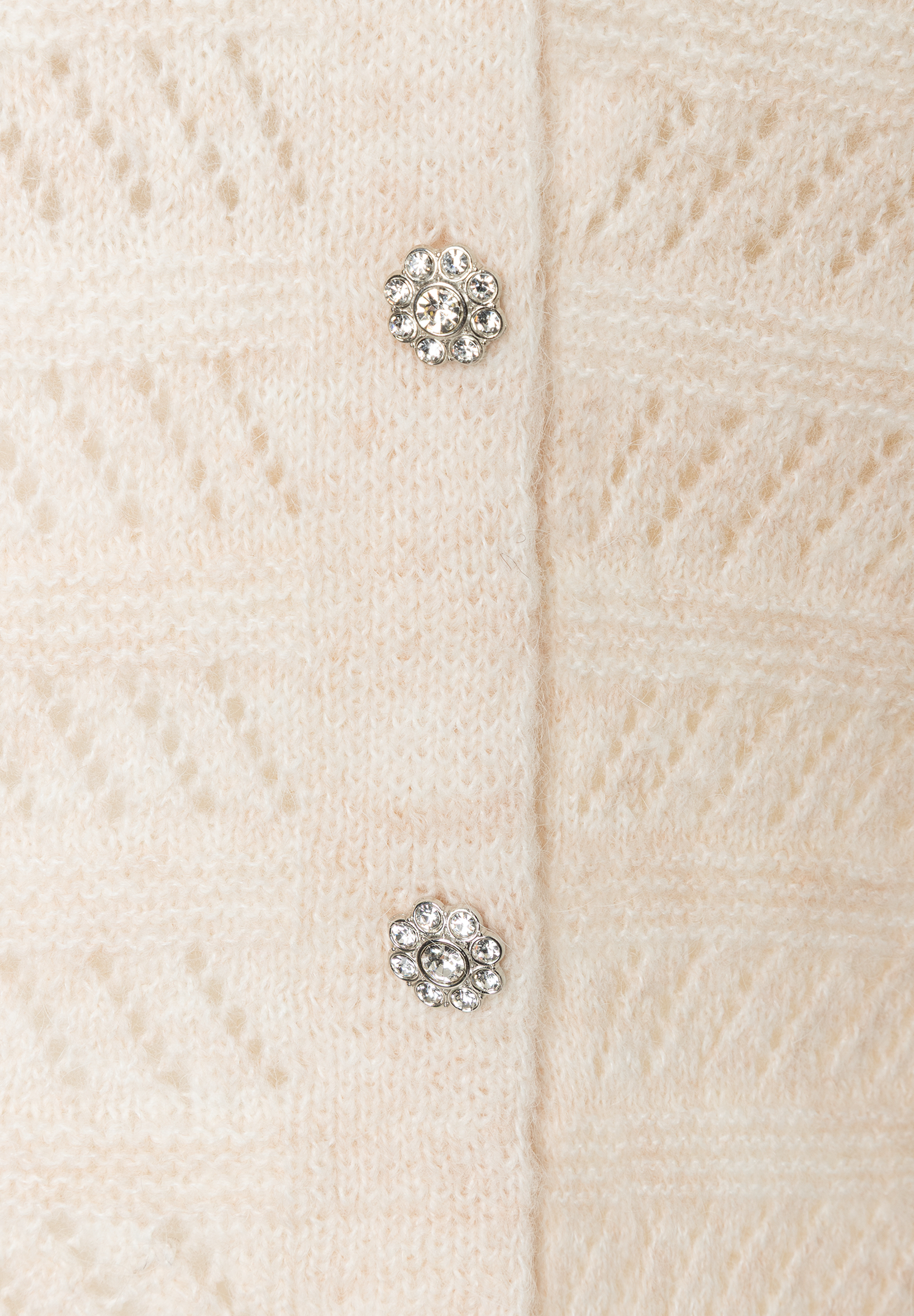MORE & MORE Strickpullover: Nahaufnahme eines cremefarbenen Pullovers mit floralen, glitzernden Knopfdetails.