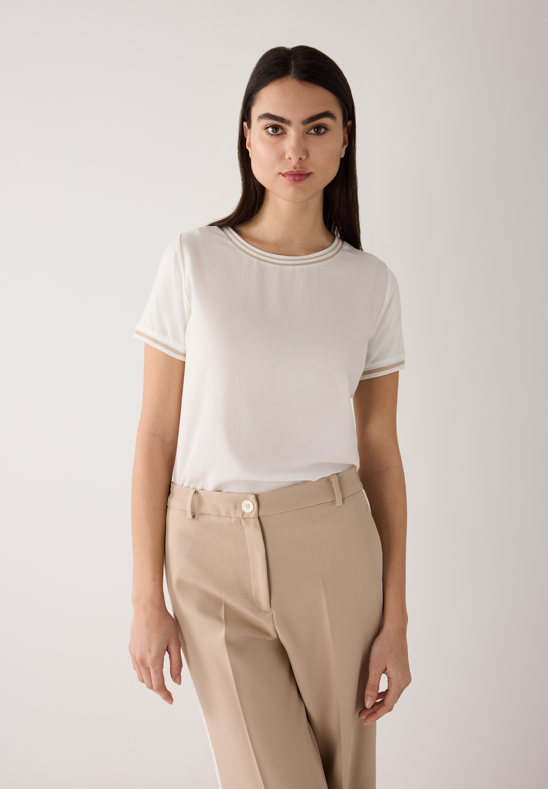 MORE & MORE Damenshirt aus Crêpe in Off-White mit Ringelstreifen, perfekt für sommerliche Eleganz. MORE & MORE Damenshirt aus Crêpe in Off-White mit Ringelstreifen, perfekt für sommerliche Eleganz.