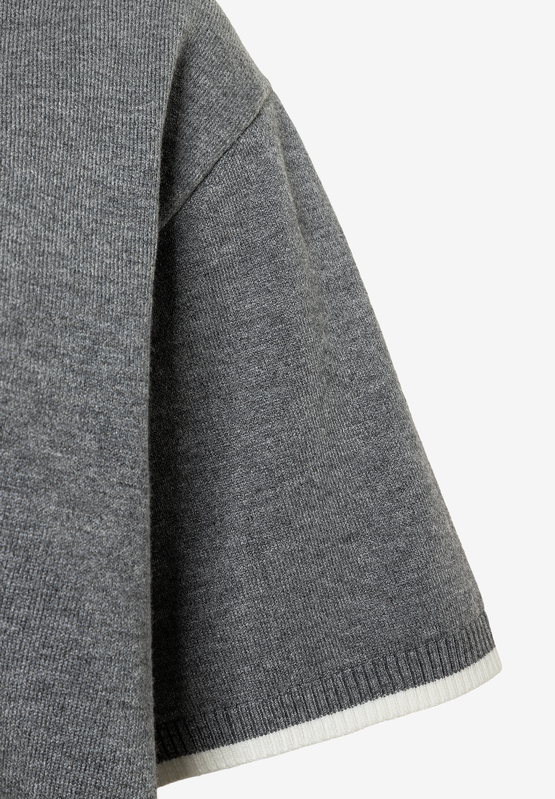 Nahaufnahme eines grauen MORE & MORE Feinstrick-Pullovers mit kurzem Ärmel und weißem Saum. Nahaufnahme eines grauen MORE & MORE Feinstrick-Pullovers mit kurzem Ärmel und weißem Saum.