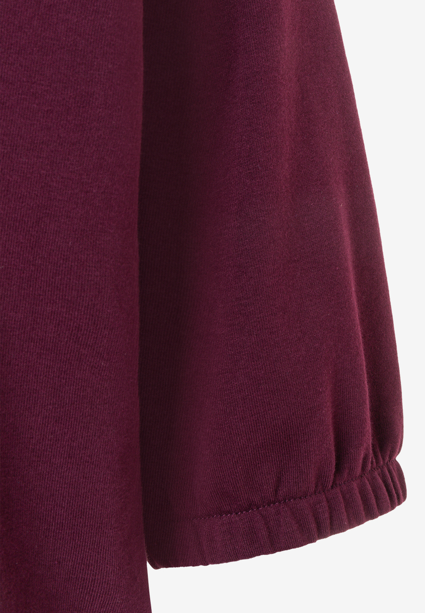 MORE & MORE Sweatshirt: Nahaufnahme des Ärmels eines weinroten MORE & MORE Sweatshirts mit Gummizugbündchen. MORE & MORE Sweatshirt: Nahaufnahme des Ärmels eines weinroten MORE & MORE Sweatshirts mit Gummizugbündchen.
