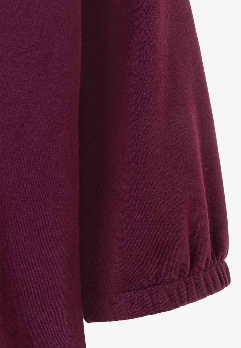 MORE & MORE Sweatshirt: Nahaufnahme des Ärmels eines weinroten MORE & MORE Sweatshirts mit Gummizugbündchen. MORE & MORE Sweatshirt: Nahaufnahme des Ärmels eines weinroten MORE & MORE Sweatshirts mit Gummizugbündchen.