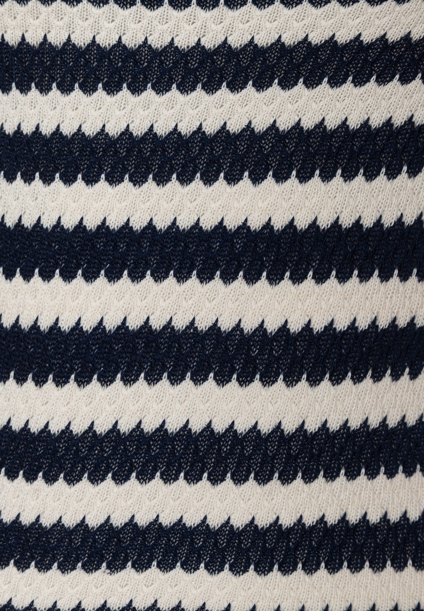 MORE & MORE Jersey-Oberteil: Nahaufnahme des gestreiften, elastischen und hautfreundlichen Stoffes in Creme und Dunkelblau. MORE & MORE Jersey-Oberteil: Nahaufnahme des gestreiften, elastischen und hautfreundlichen Stoffes in Creme und Dunkelblau.