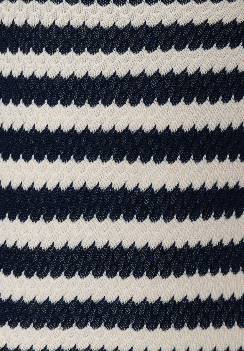 MORE & MORE Jersey-Oberteil: Nahaufnahme des gestreiften, elastischen und hautfreundlichen Stoffes in Creme und Dunkelblau. MORE & MORE Jersey-Oberteil: Nahaufnahme des gestreiften, elastischen und hautfreundlichen Stoffes in Creme und Dunkelblau.