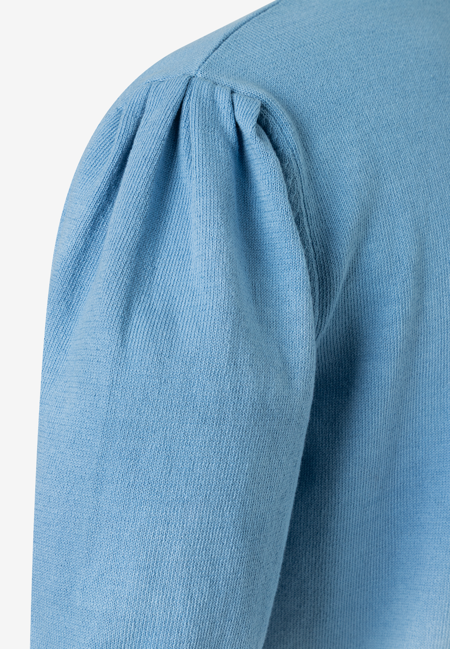 Detailaufnahme eines hellblauen MORE & MORE Oberteils mit Puffärmel. Detailaufnahme eines hellblauen MORE & MORE Oberteils mit Puffärmel.