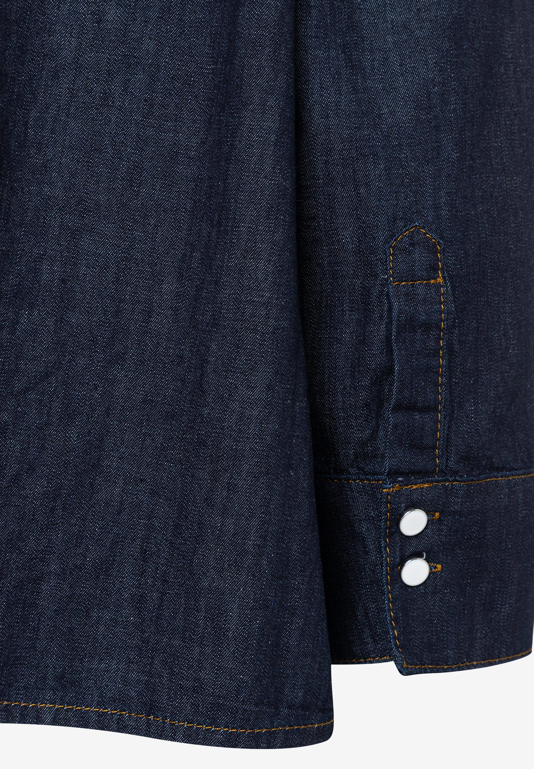 Detail einer blauen Jeansbluse von MORE & MORE, Manschette mit zwei Knöpfen. Detail einer blauen Jeansbluse von MORE & MORE, Manschette mit zwei Knöpfen.