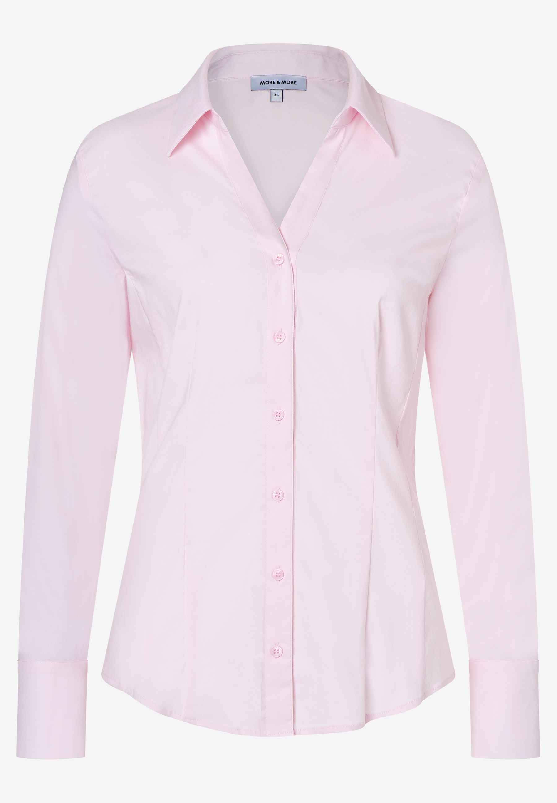 Eine MORE & MORE Bluse, hellrosa, mit Knöpfen und langem Arm vor neutralem Hintergrund. Eine MORE & MORE Bluse, hellrosa, mit Knöpfen und langem Arm vor neutralem Hintergrund.