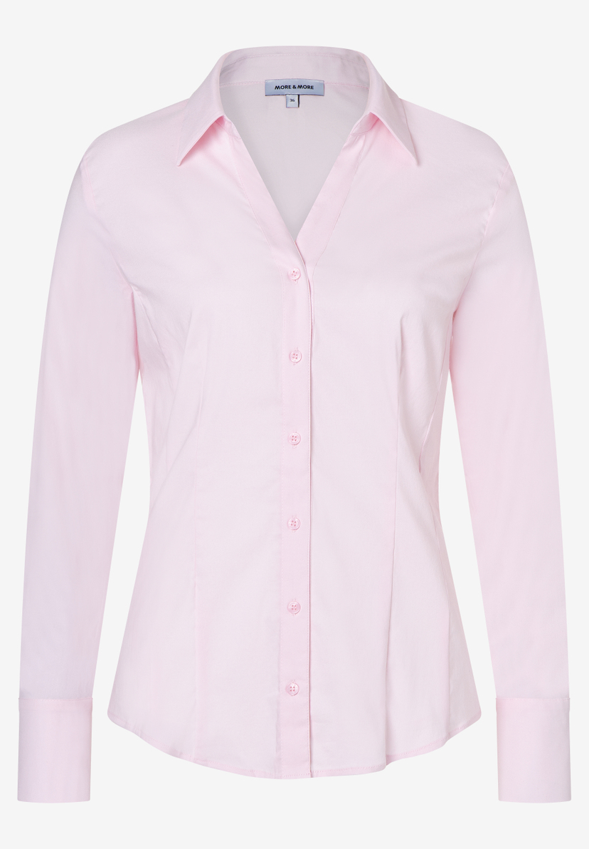 Eine MORE & MORE Bluse, hellrosa, mit Knöpfen und langem Arm vor neutralem Hintergrund. Eine MORE & MORE Bluse, hellrosa, mit Knöpfen und langem Arm vor neutralem Hintergrund.