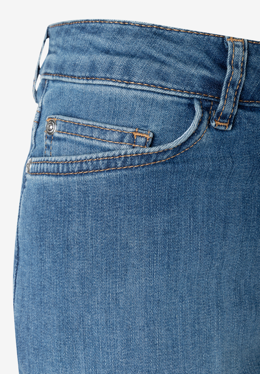 MORE & MORE Jeans Detailansicht: blaue Denim-Hose mit gelben Nähten und kleiner Tasche