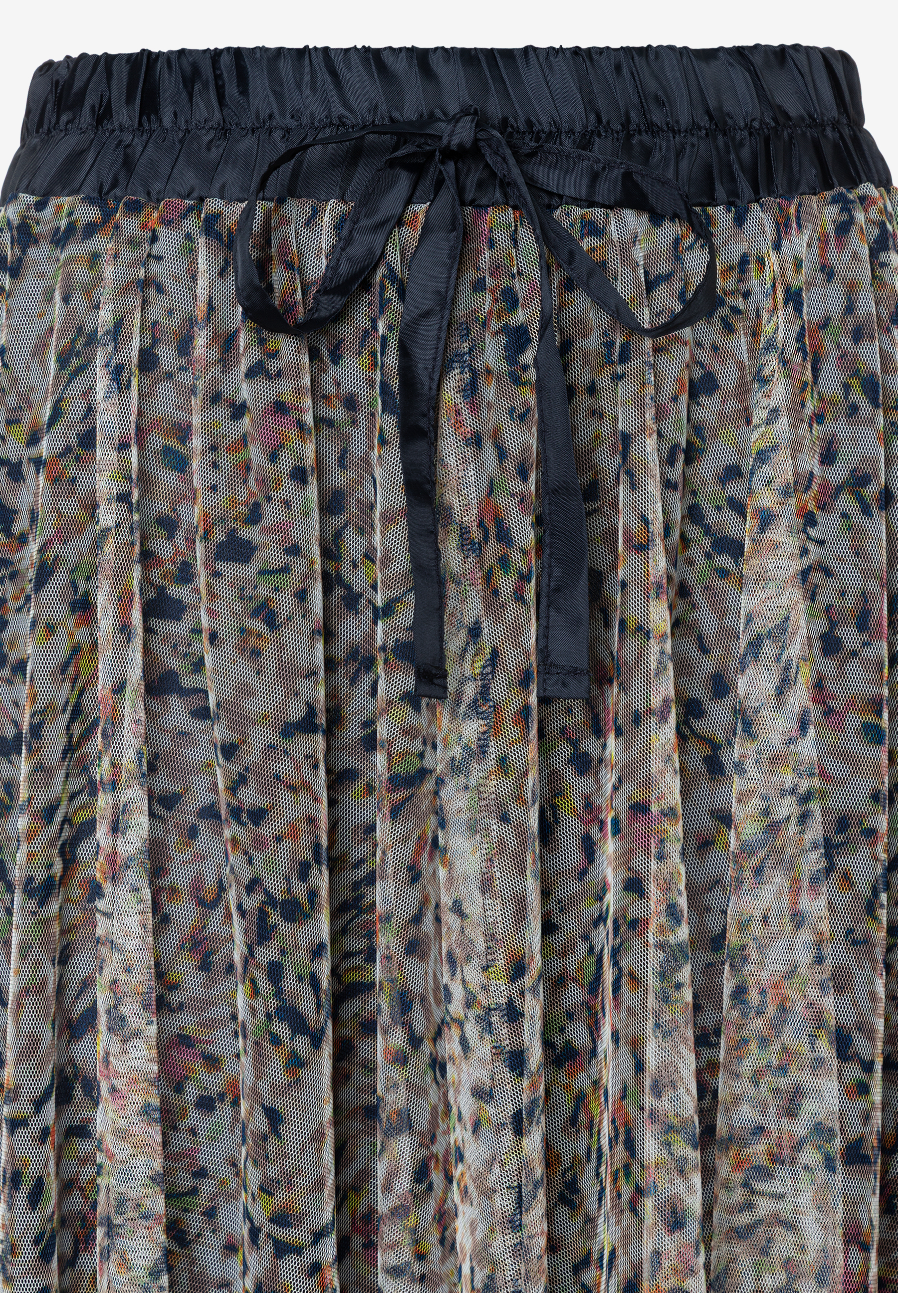 Detailansicht eines MORE & MORE Rocks aus Mesh mit elastischem Bund und Muster. Detailansicht eines MORE & MORE Rocks aus Mesh mit elastischem Bund und Muster.