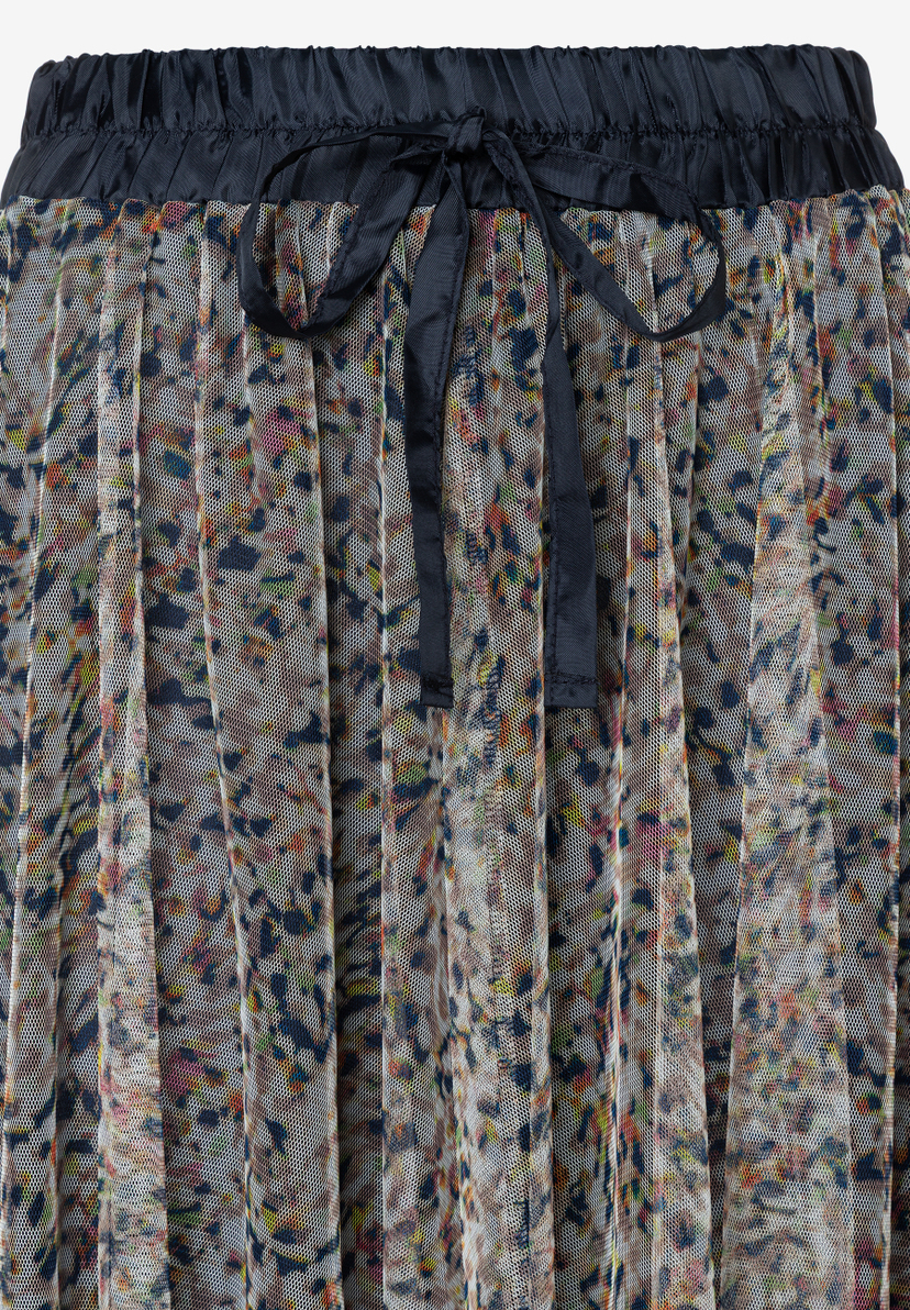 Detailansicht eines MORE & MORE Rocks aus Mesh mit elastischem Bund und Muster. Detailansicht eines MORE & MORE Rocks aus Mesh mit elastischem Bund und Muster.